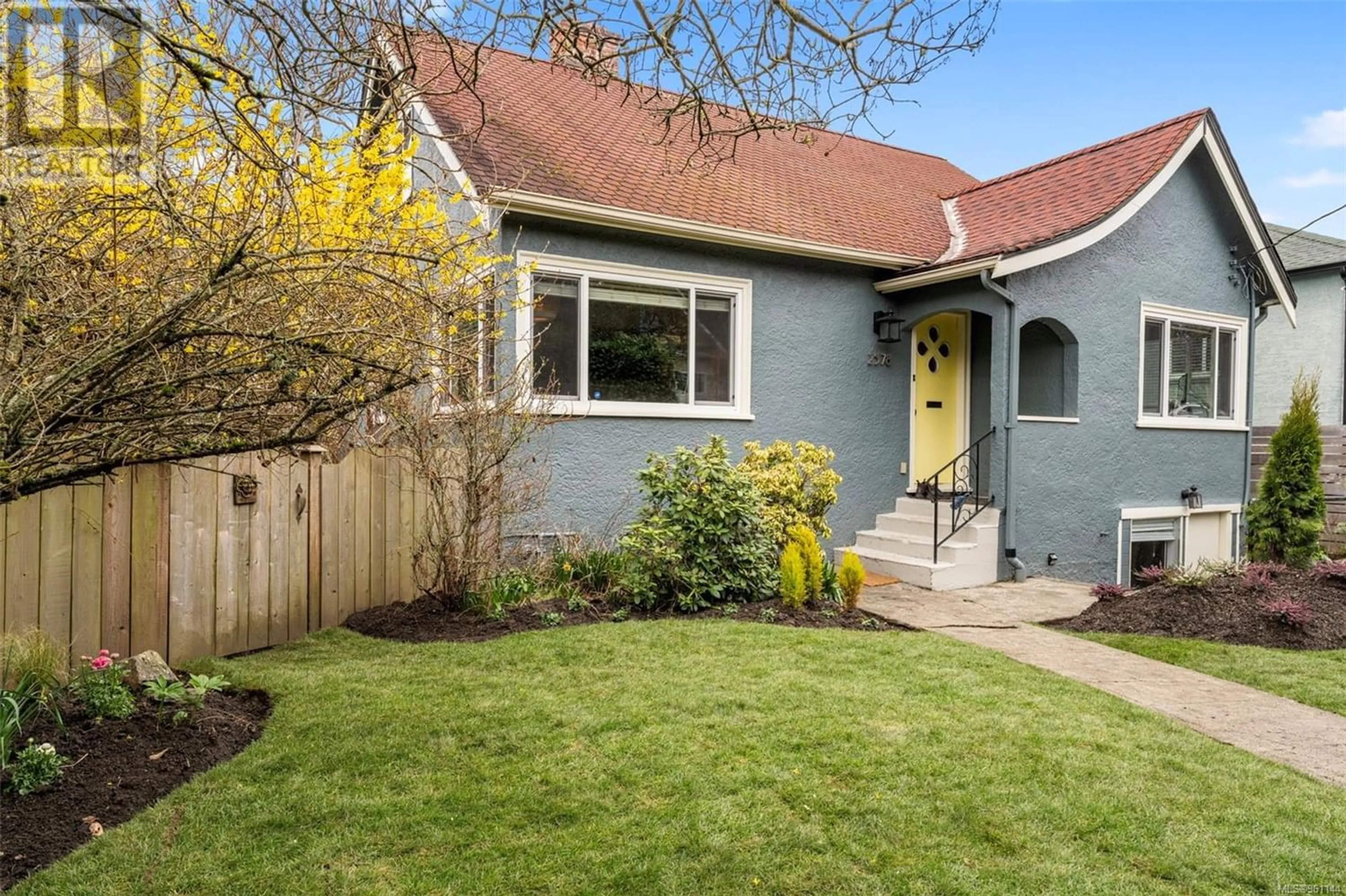Frontside or backside of a home for 2578 Blackwood St, Victoria British Columbia V8T3W1