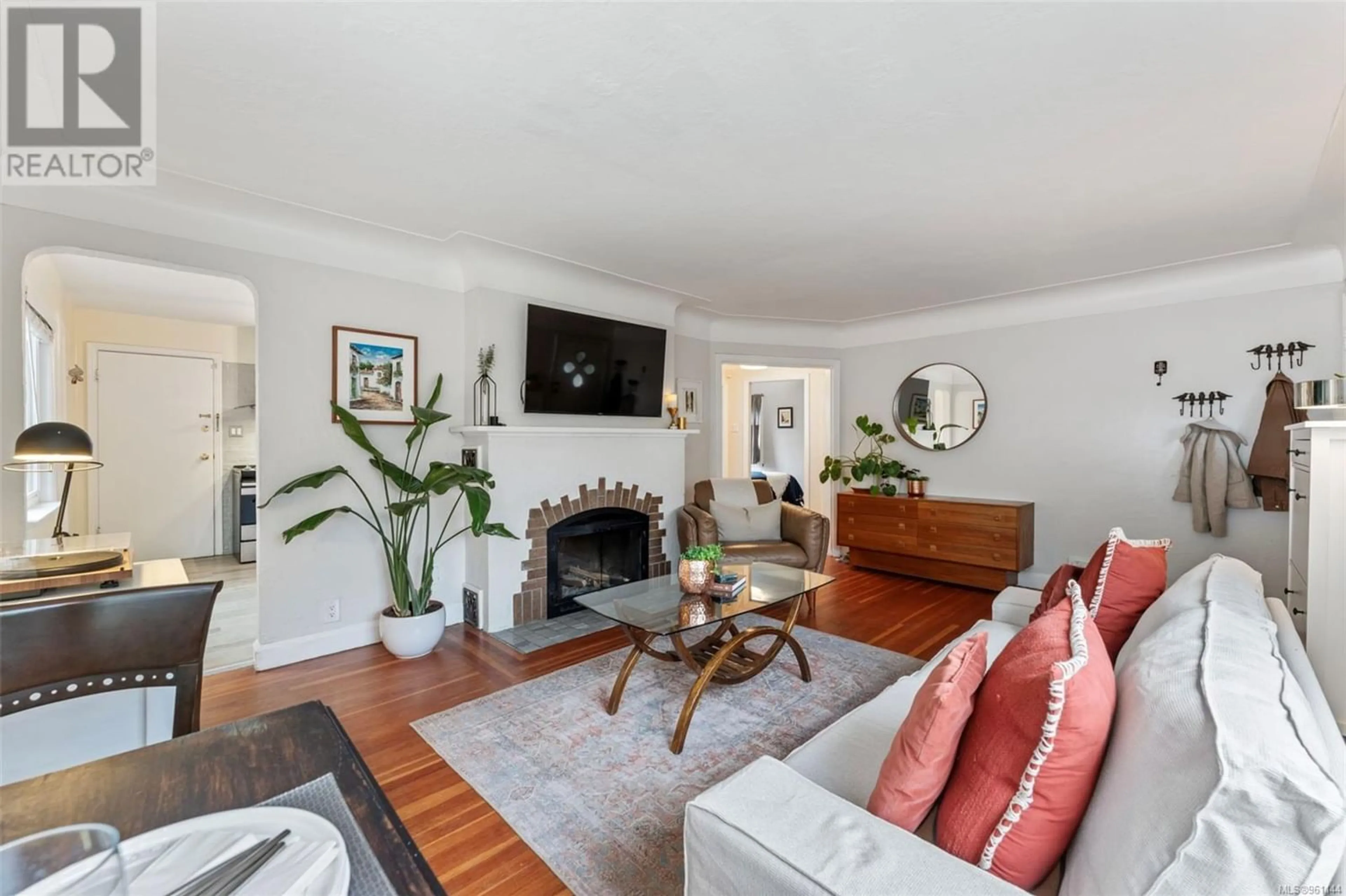 Living room for 2578 Blackwood St, Victoria British Columbia V8T3W1