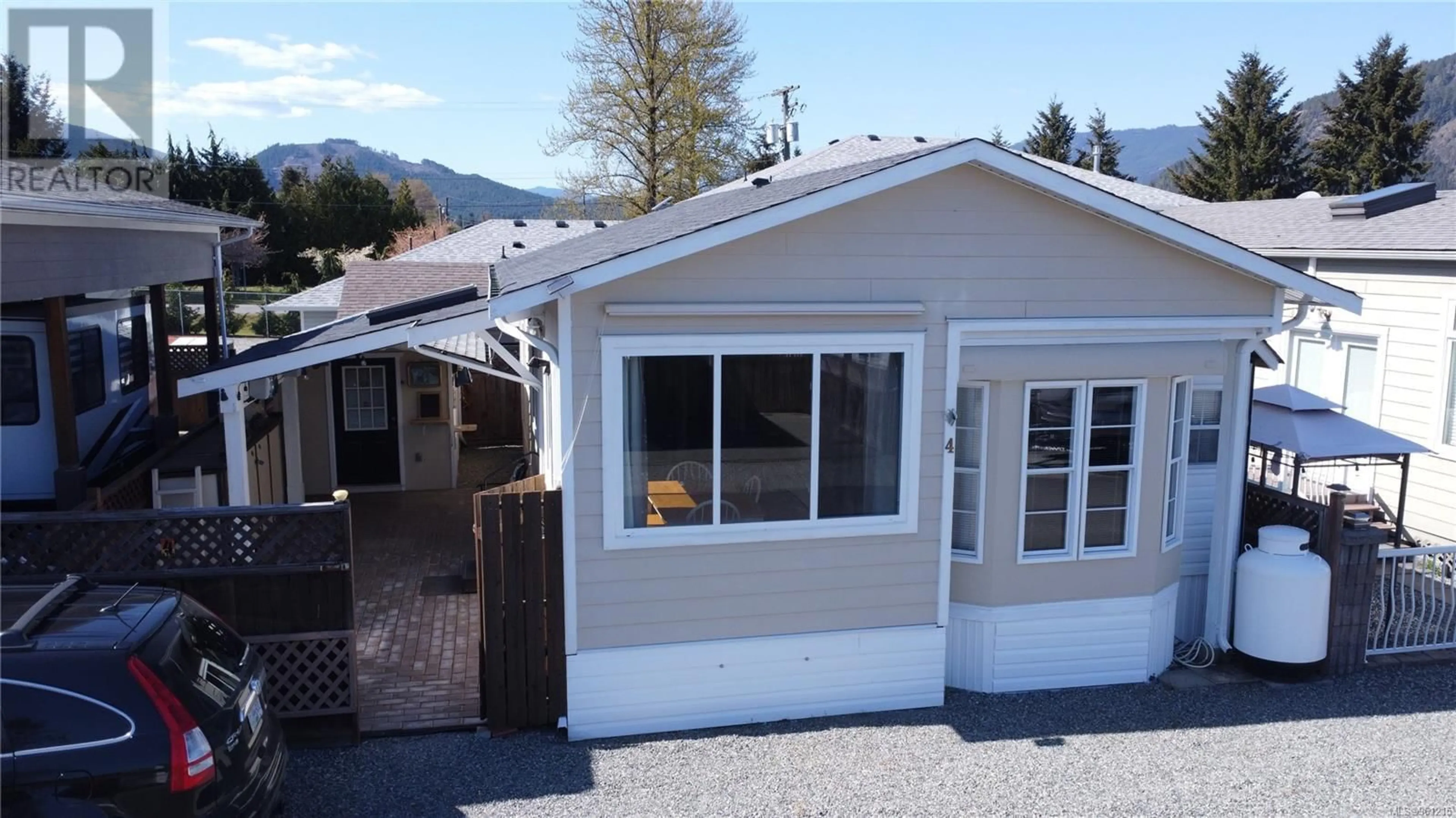 Home with vinyl exterior material for 4 6855 Park Ave, Honeymoon Bay British Columbia V0R1Y0