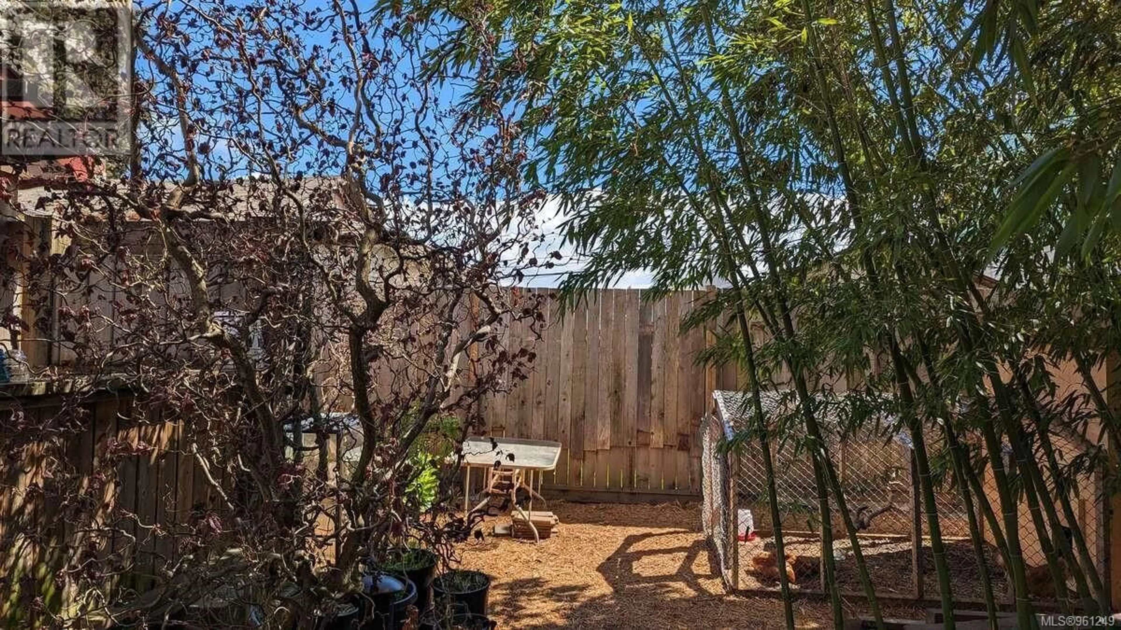Patio, unknown for 1911 19TH AVENUE, Campbell River British Columbia V9W4M8