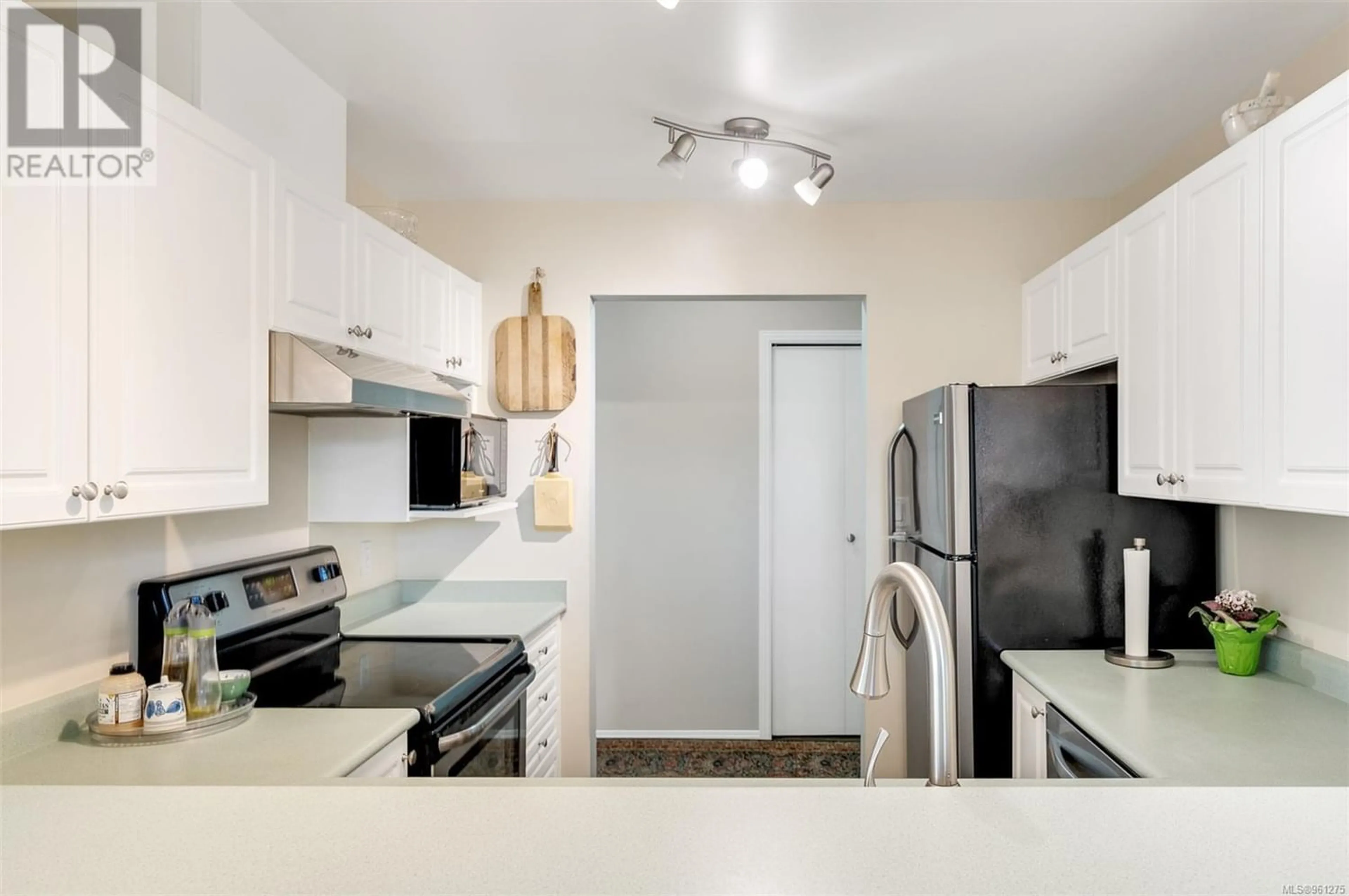 Standard kitchen for 307 951 Topaz Ave, Victoria British Columbia V8T2M2