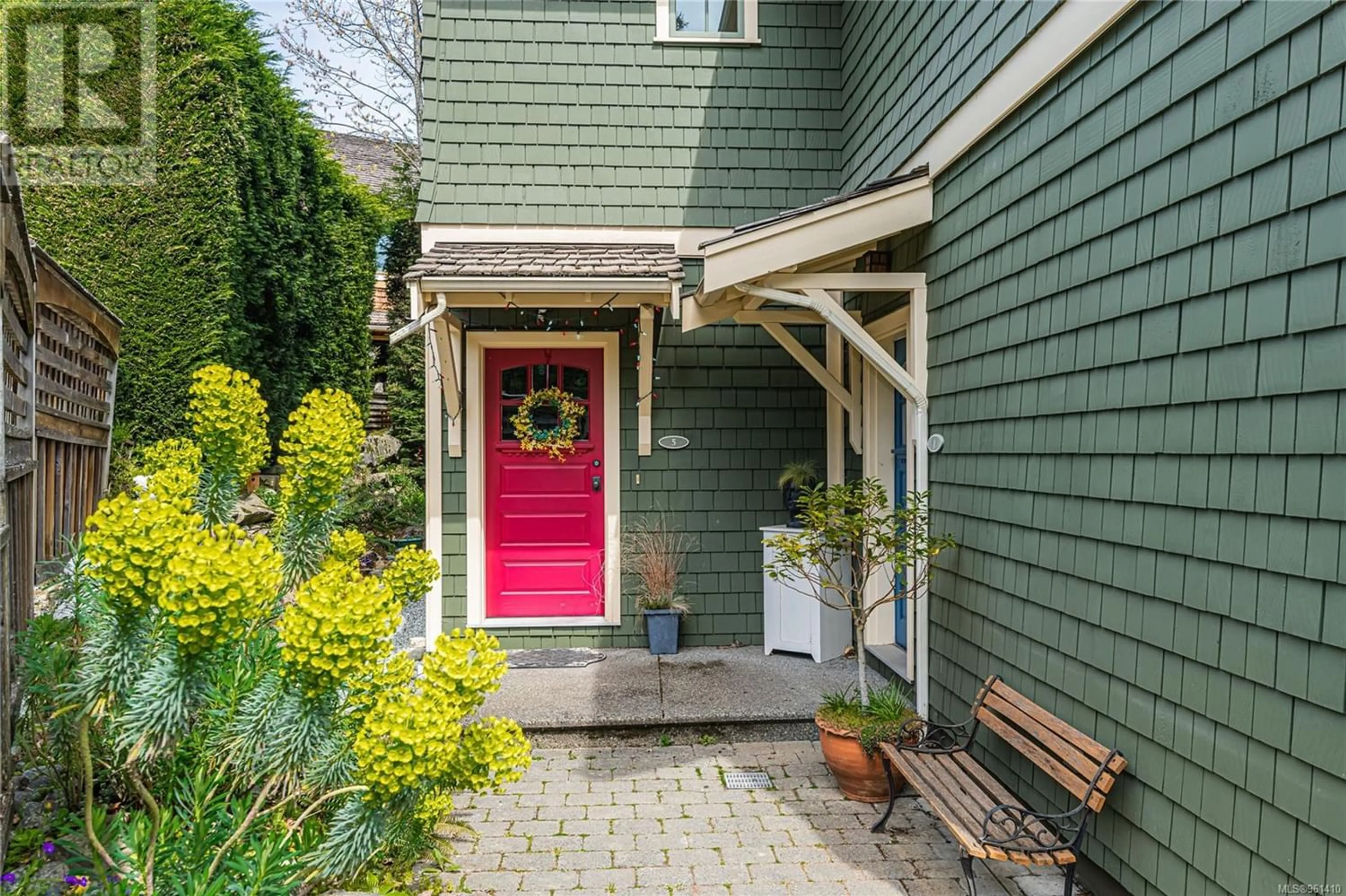 Indoor entryway, wood floors for 5 107 Atkins Rd, Salt Spring British Columbia V8K2X6