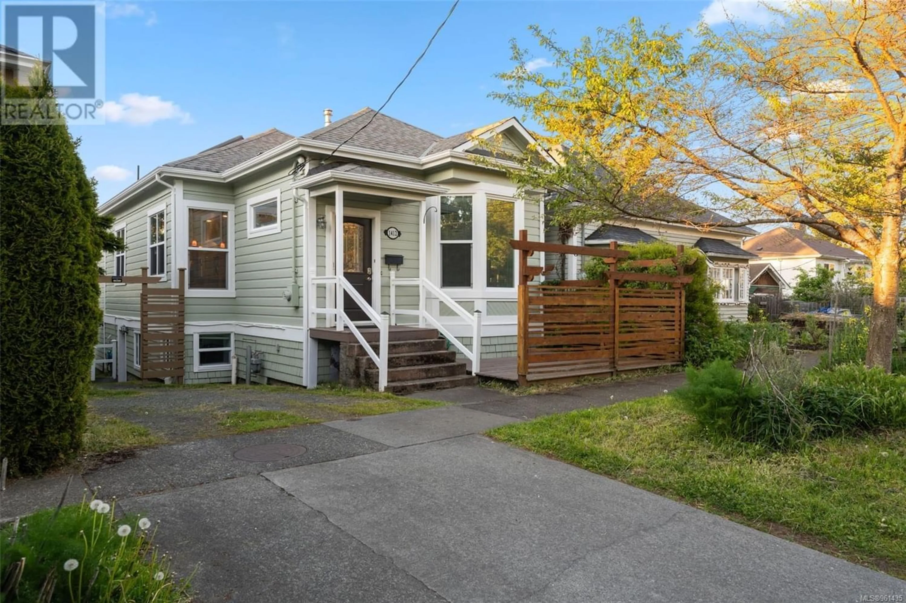 Frontside or backside of a home for 1412 Taunton St, Victoria British Columbia V8R1W9