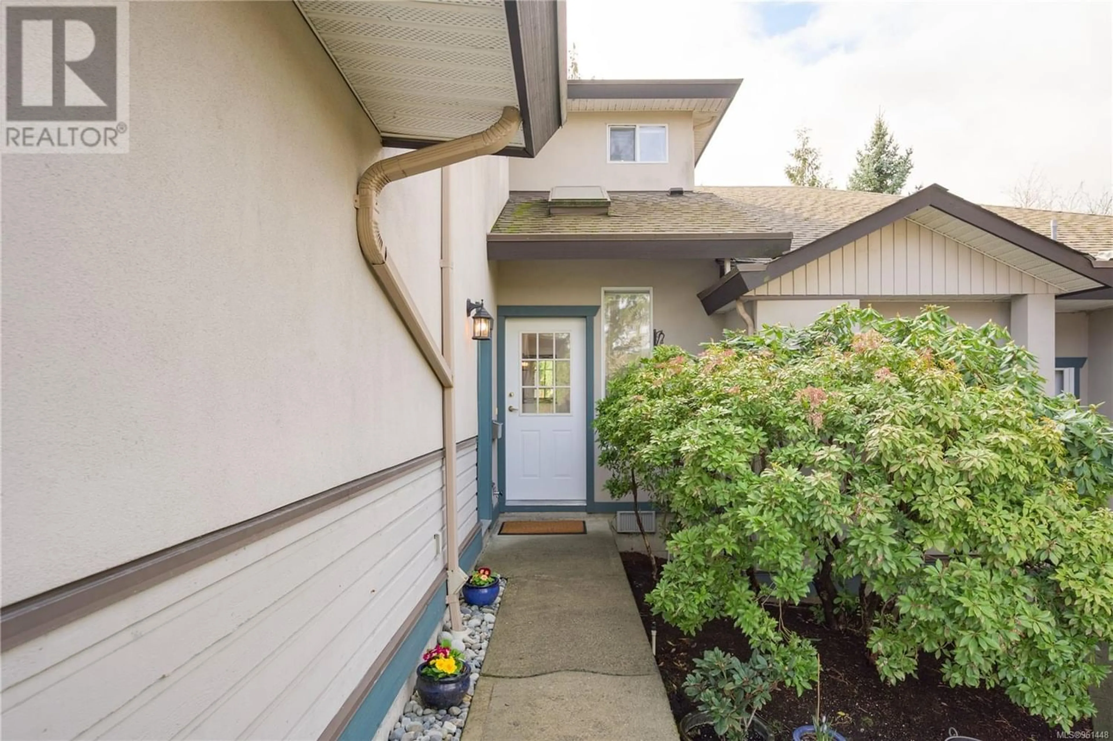 Indoor entryway for 25 4525 Wilkinson Rd, Saanich British Columbia V8Z5C3