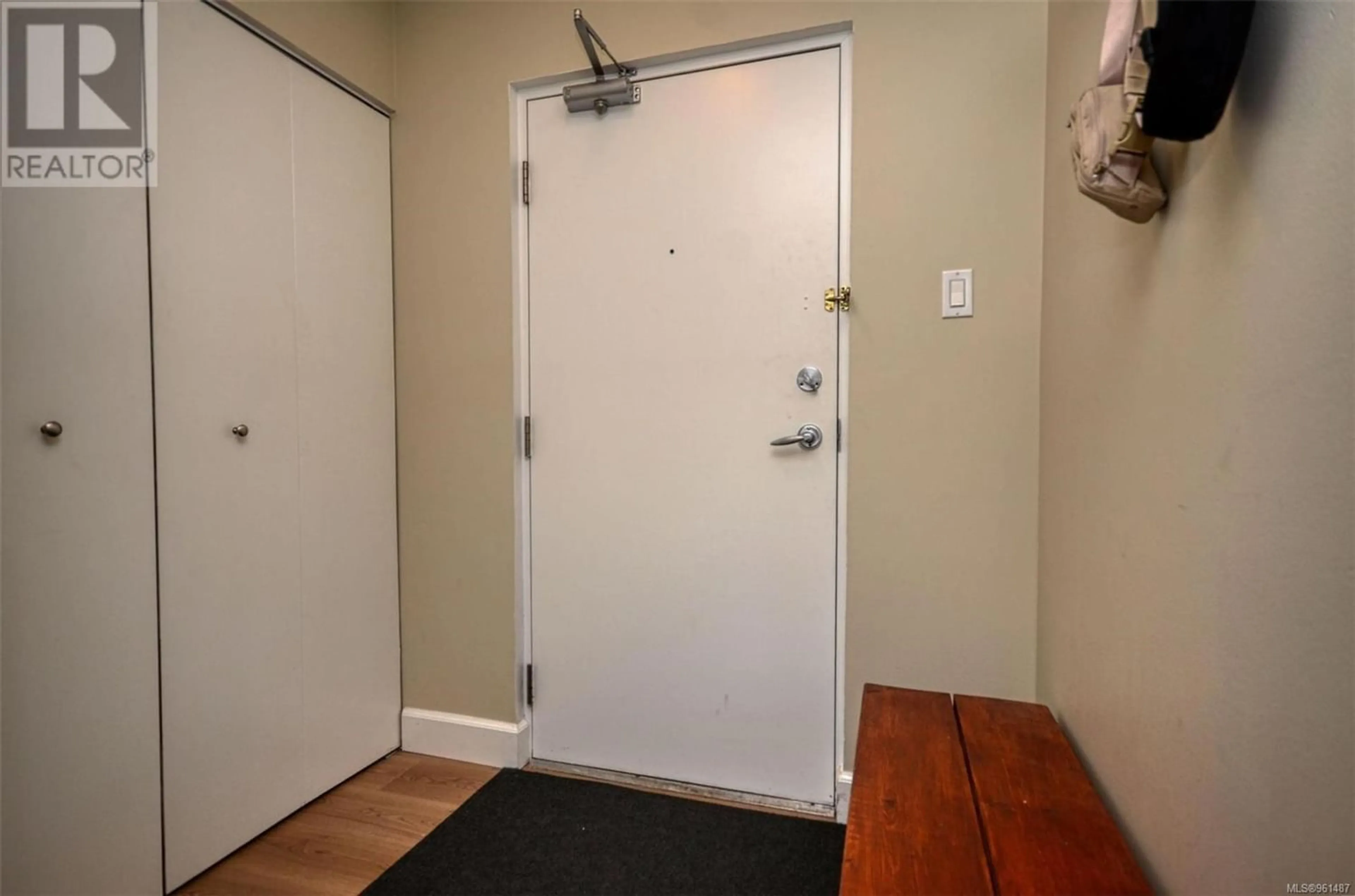 Indoor entryway for 401 1034 Johnson St, Victoria British Columbia V8V3N7