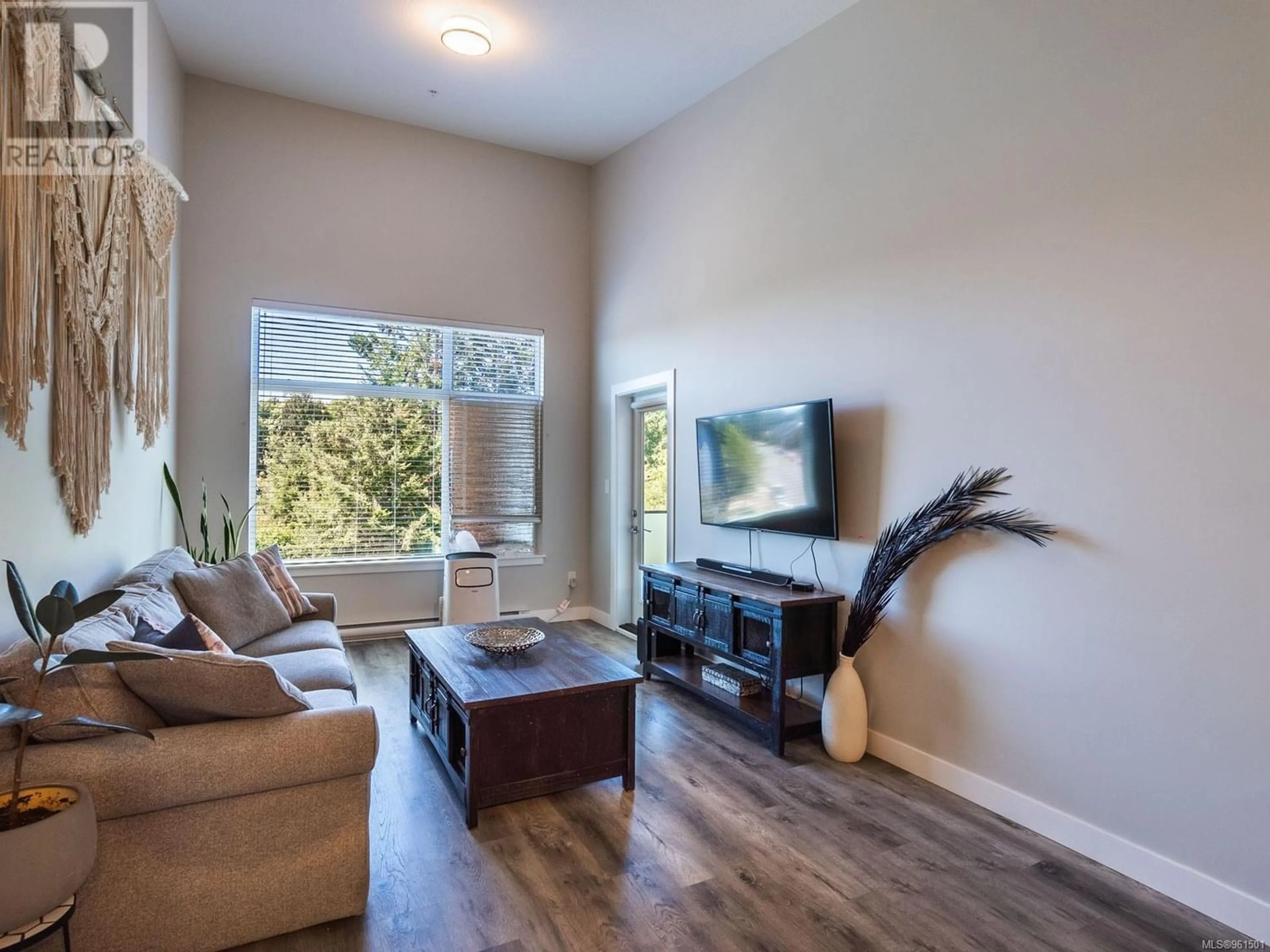 Living room for 508 20 Barsby Ave, Nanaimo British Columbia V9R5V7