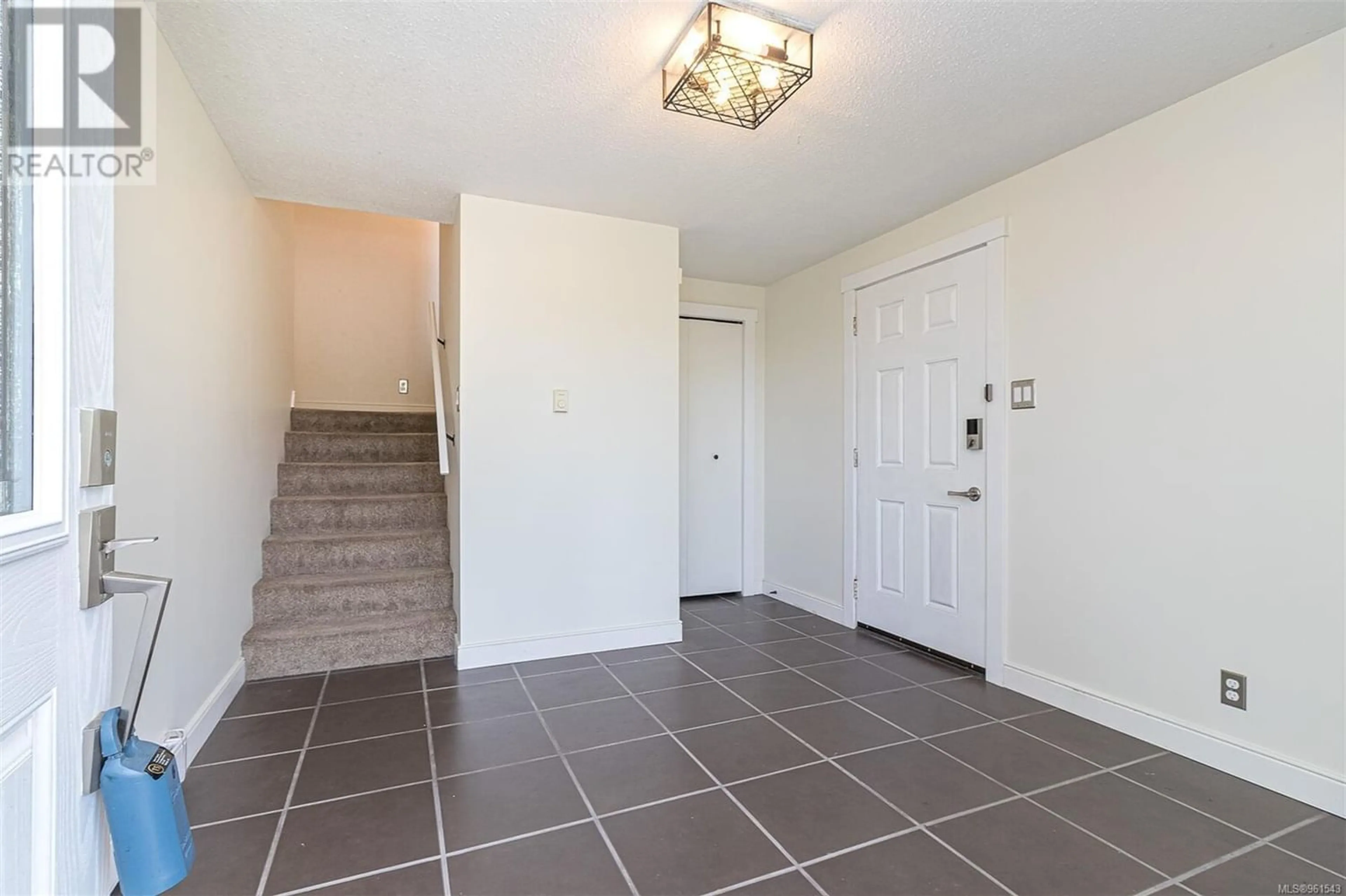 Indoor entryway for 37 Morgan Pl, Nanaimo British Columbia V9T5B8