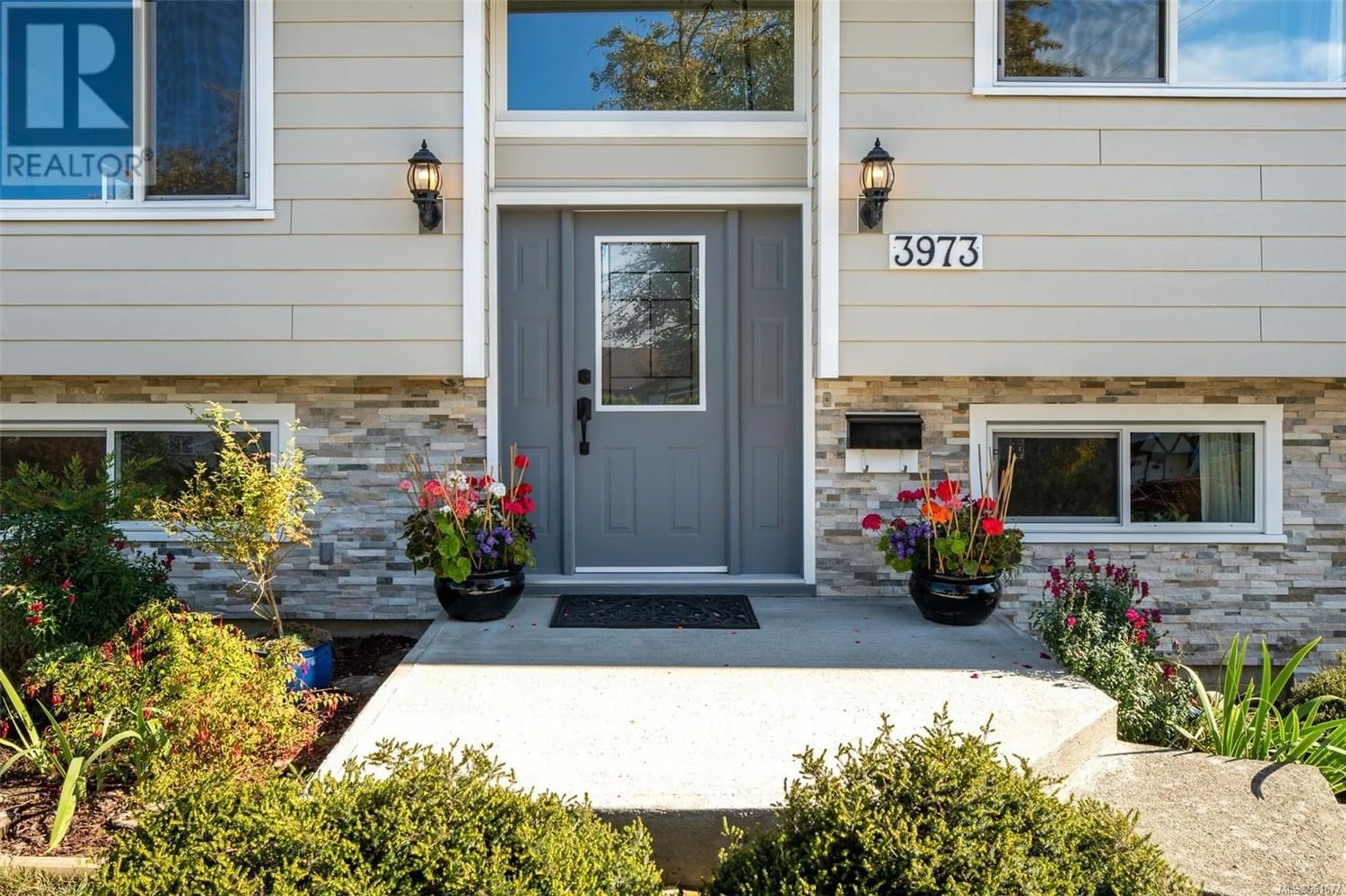 Indoor entryway for 3973 Oakwood St, Saanich British Columbia V8N3M9