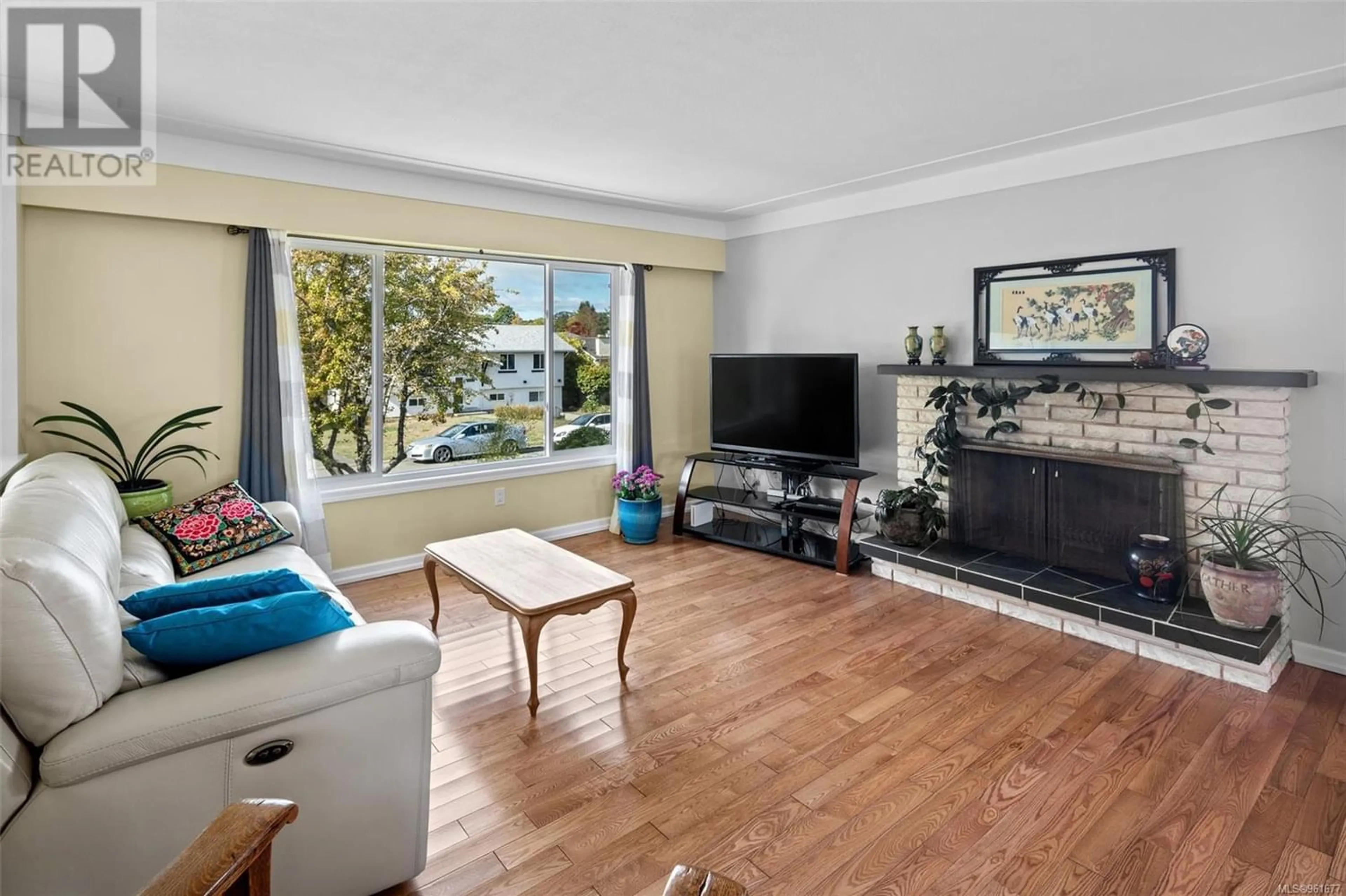 Living room for 3973 Oakwood St, Saanich British Columbia V8N3M9