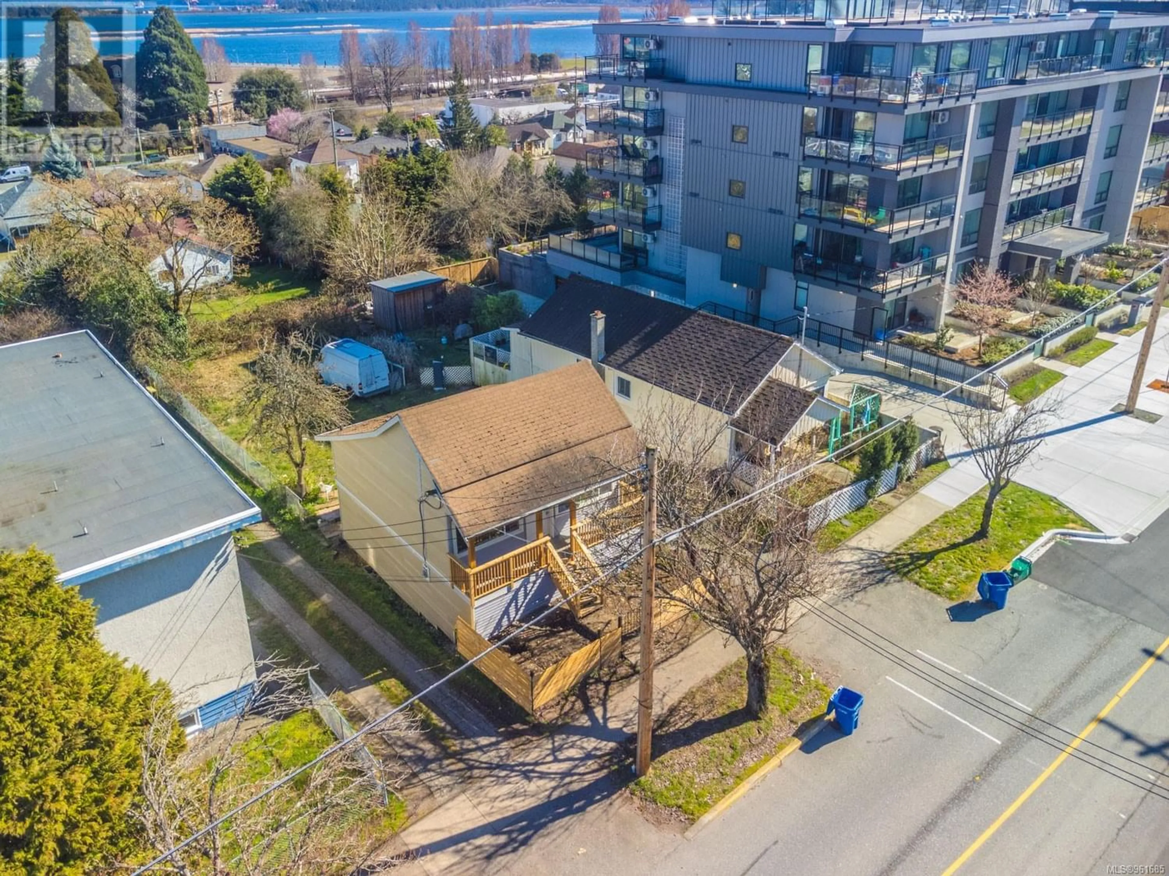 Indoor foyer for 111 Haliburton St, Nanaimo British Columbia V9R4V9