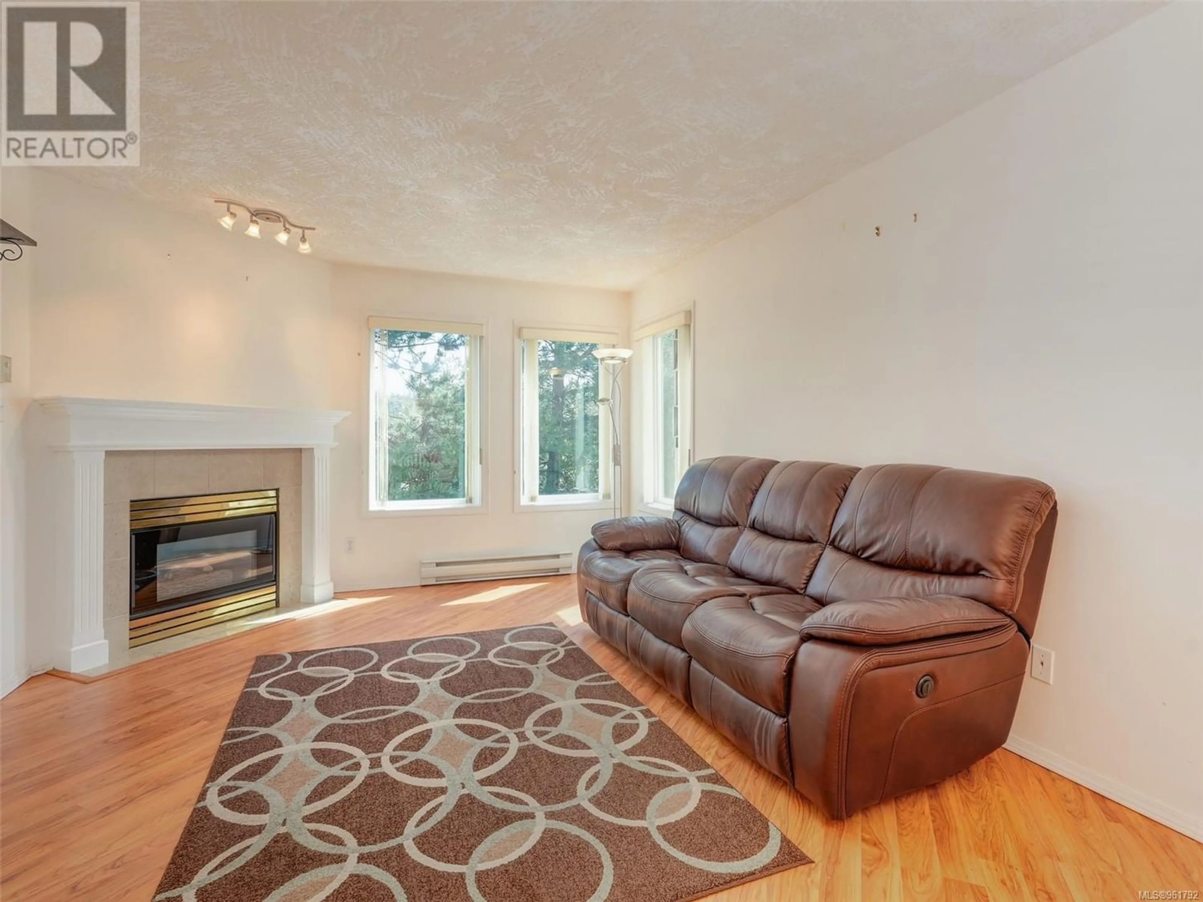 Living room for 308 490 Marsett Pl, Saanich British Columbia V8Z7J1