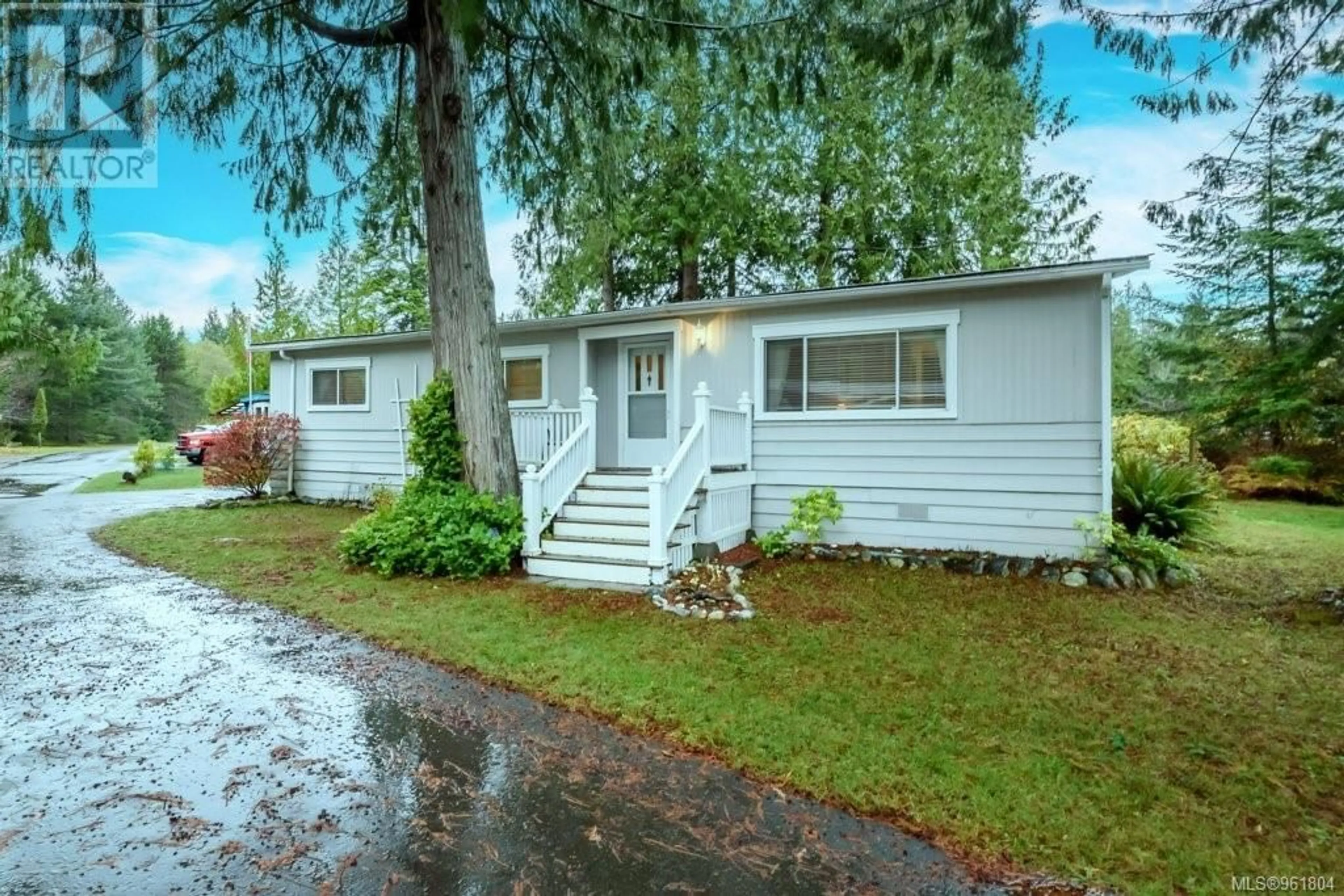 Cottage for 11 6350 Island Hwy, Qualicum Beach British Columbia V9K2E5