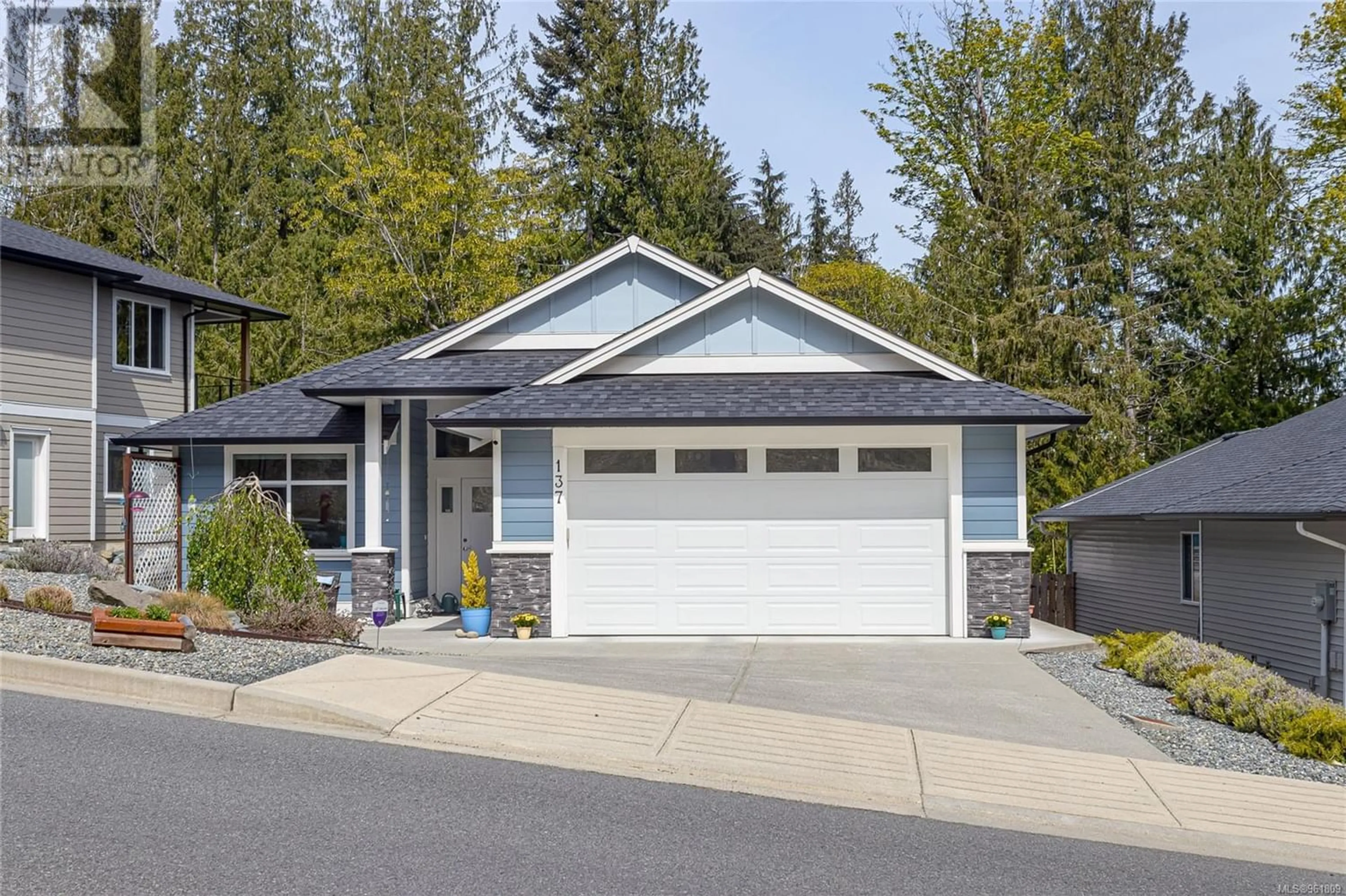 Home with vinyl exterior material for 137 Rollie Rose Dr, Ladysmith British Columbia V9G0B7