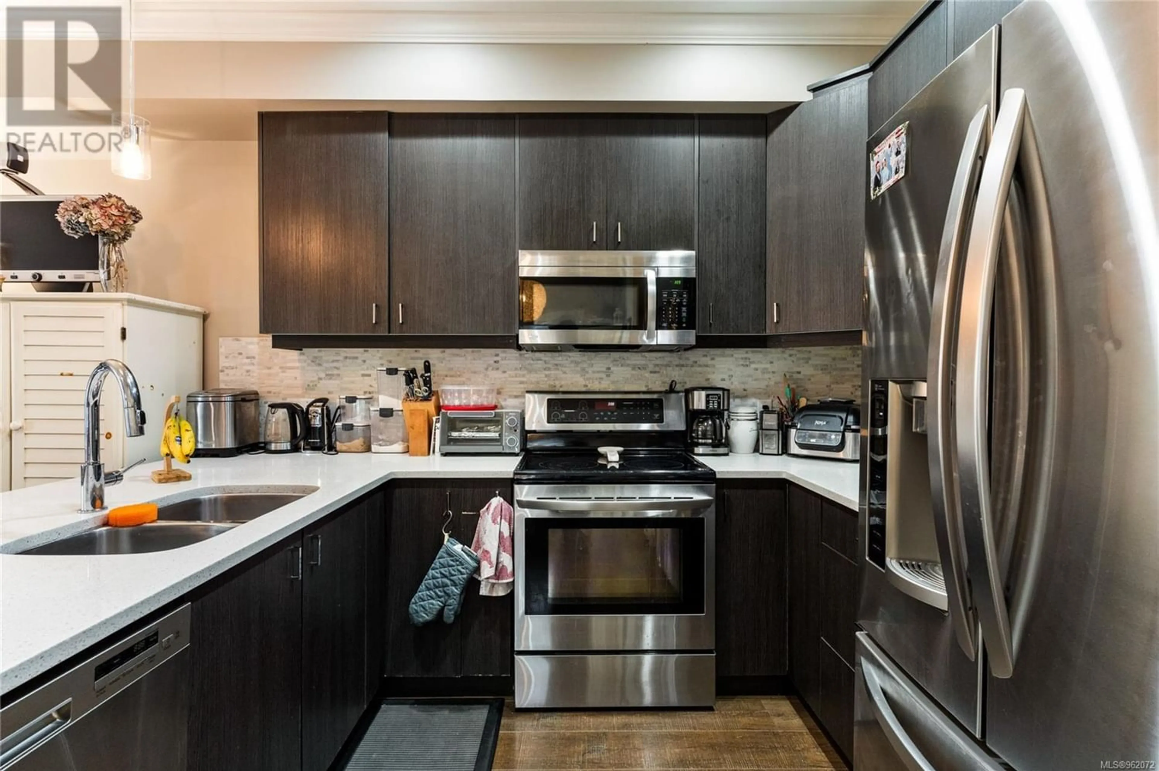 Standard kitchen for 1010 Grob Crt, Langford British Columbia V9B0M8