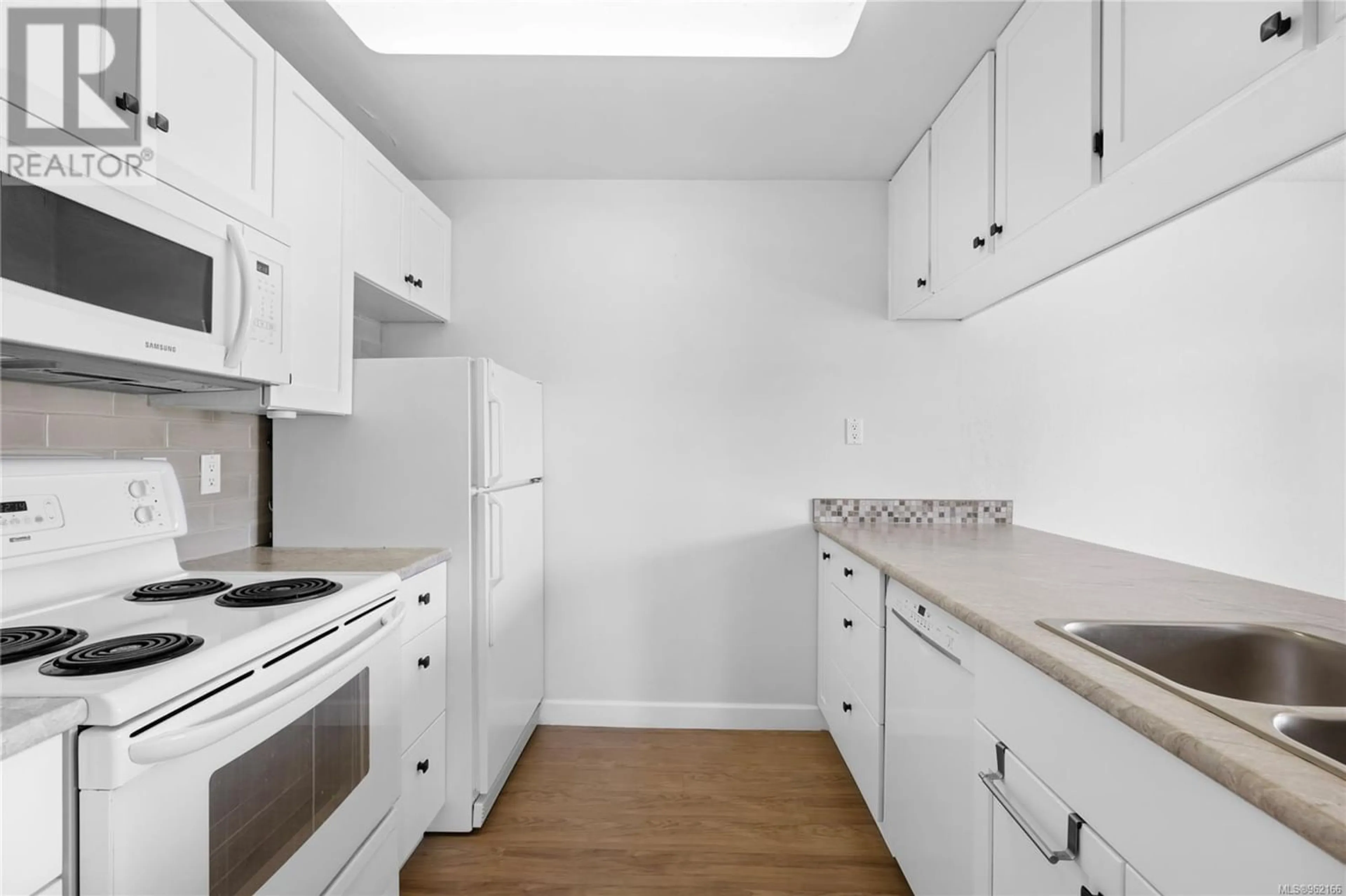 Standard kitchen for 208 345 Morison Ave, Parksville British Columbia V9P1P6