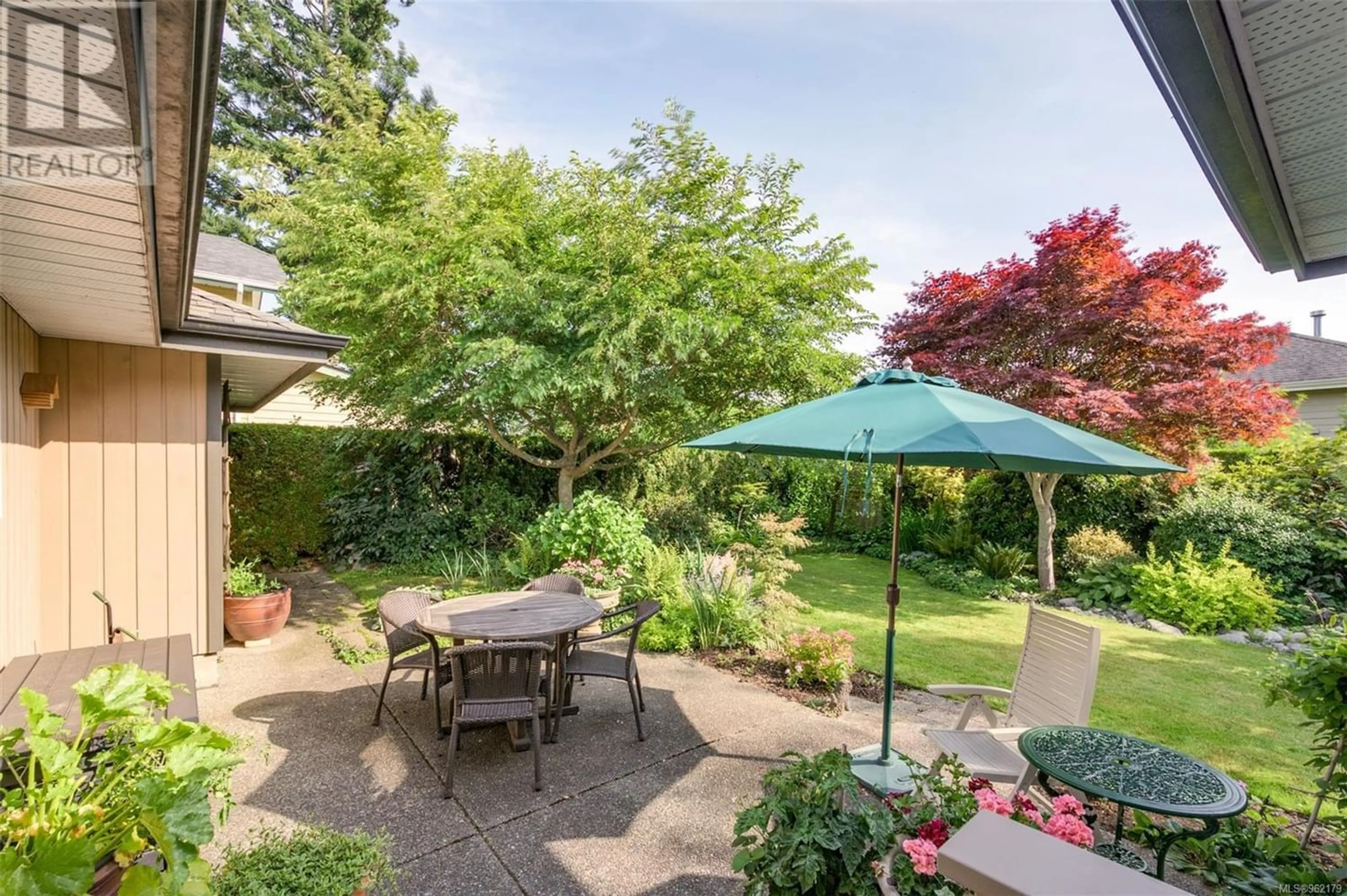 Patio for 2233 Lifton Pl, Saanich British Columbia V8N6B2