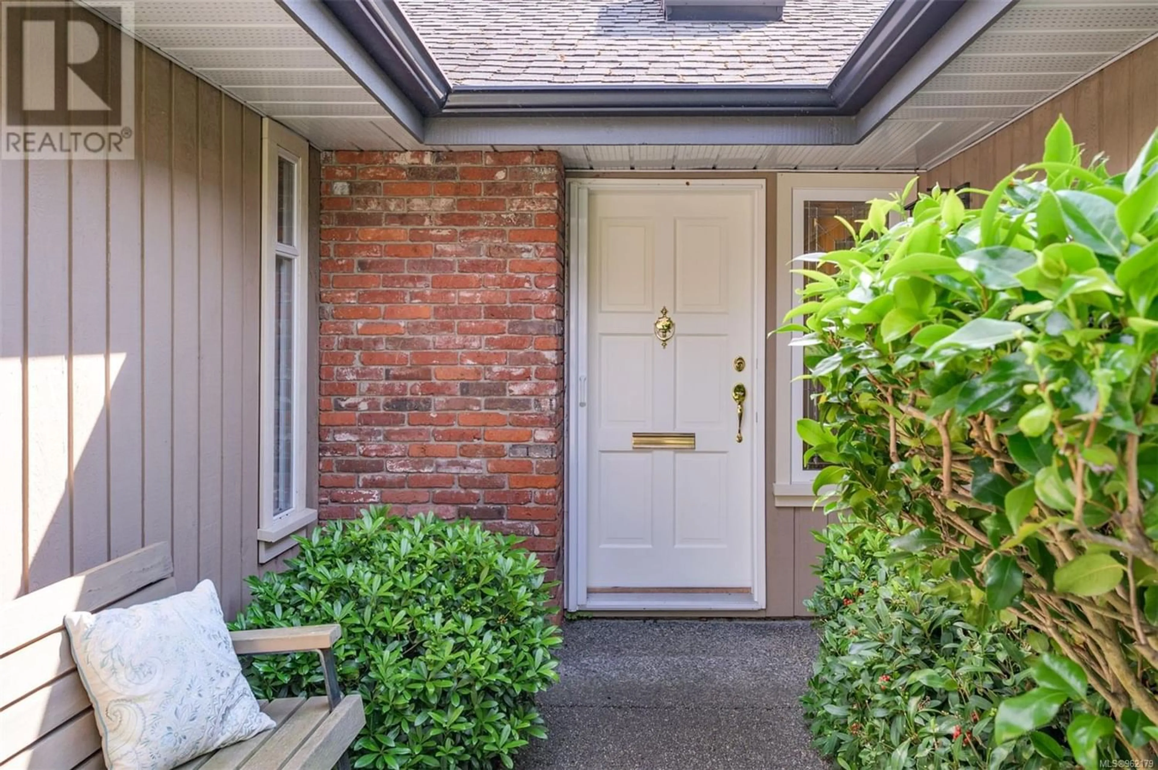 Indoor entryway for 2233 Lifton Pl, Saanich British Columbia V8N6B2