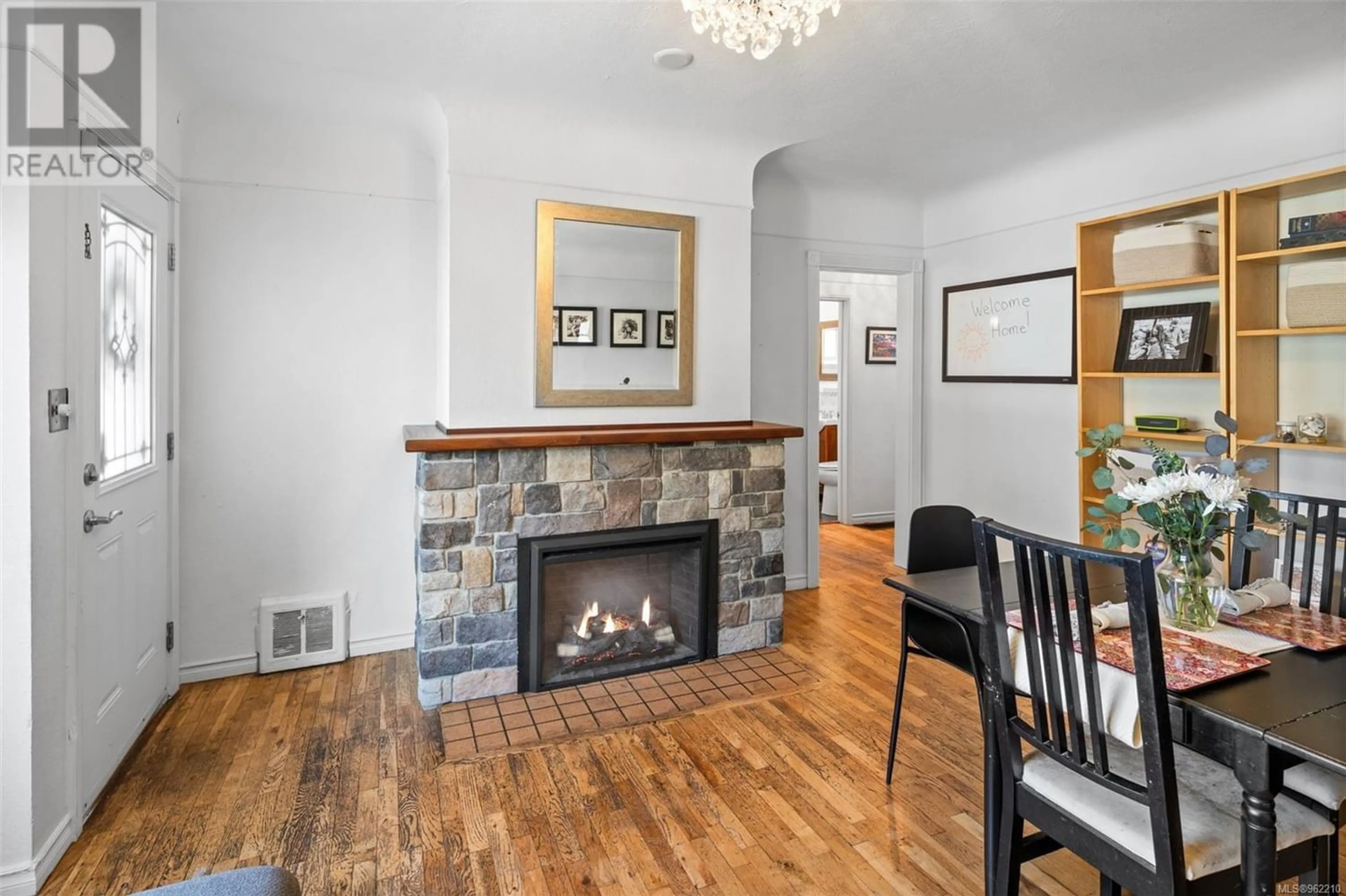 Living room, wood floors for 1451 Brooke St, Victoria British Columbia V8S1M4