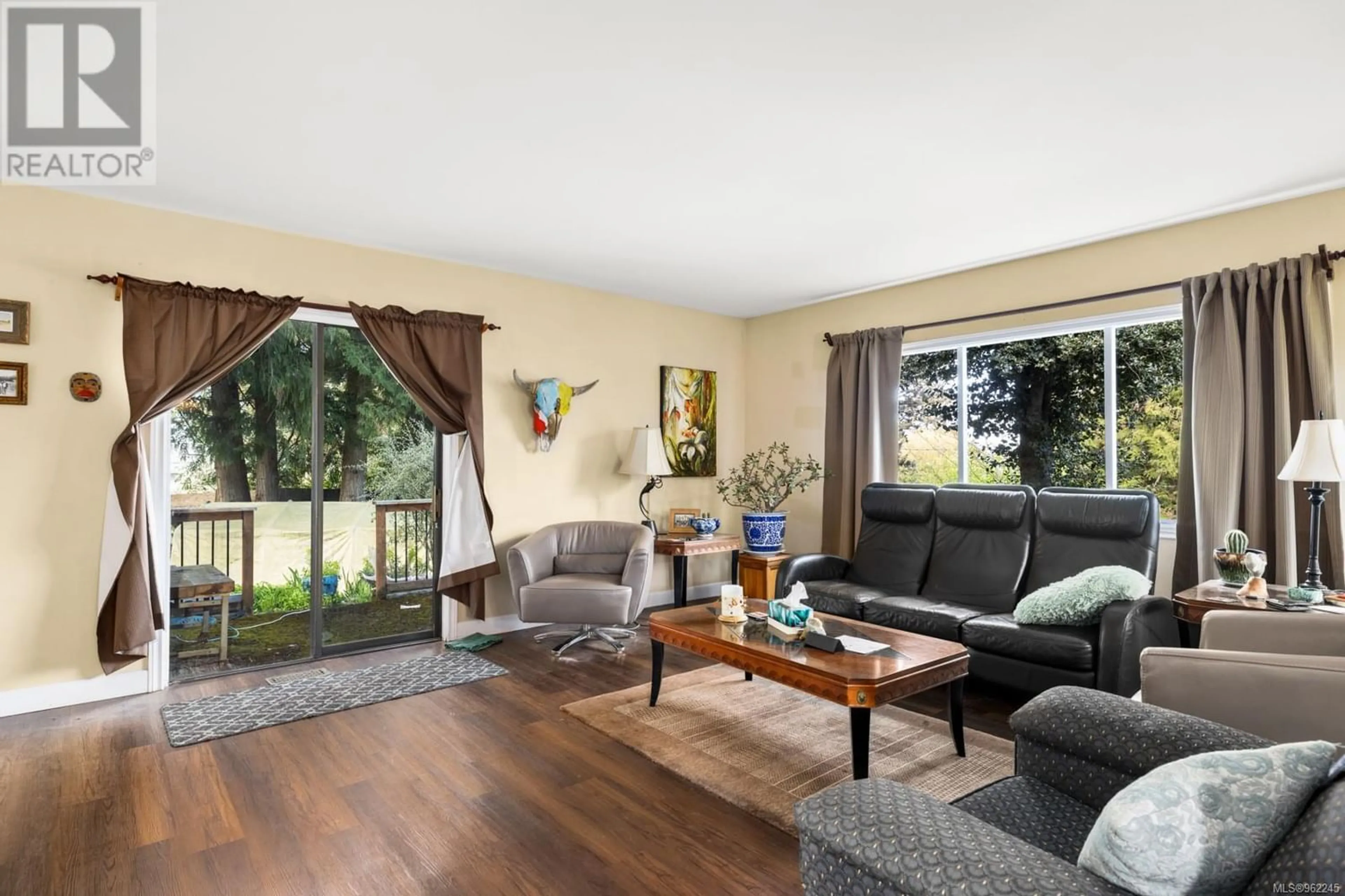 Living room for 4871 Cordova Bay Rd, Saanich British Columbia V8Y2J9