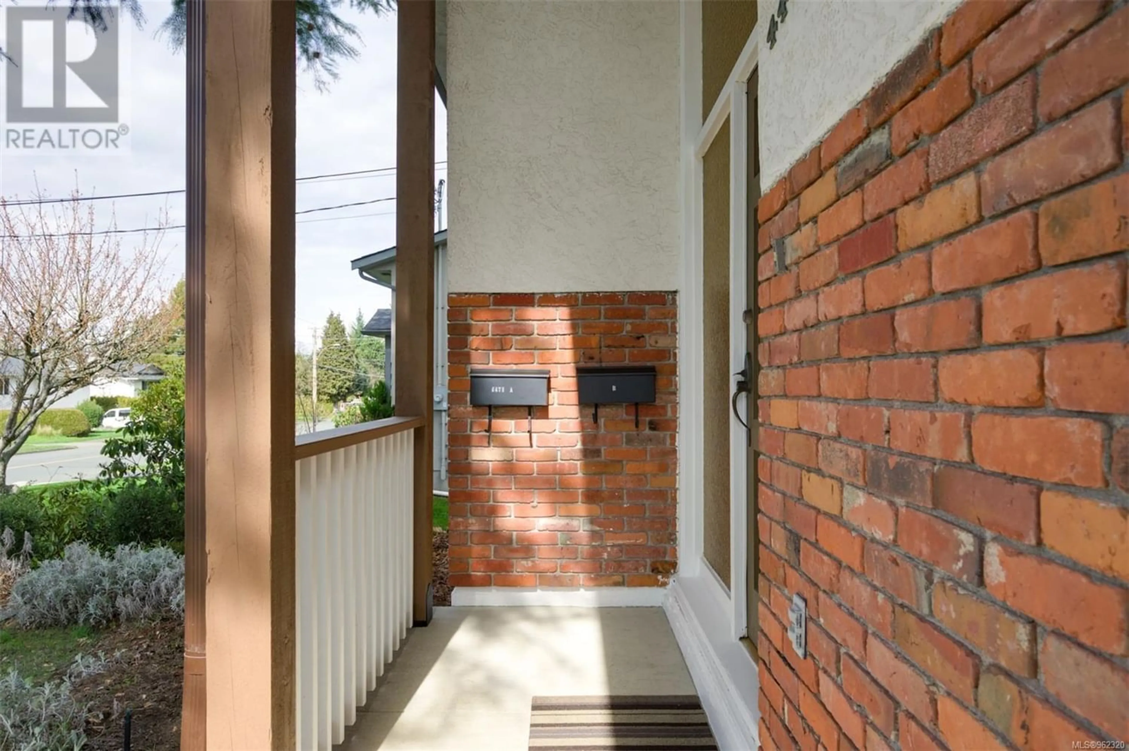 Home with brick exterior material for 4471 Majestic Dr, Saanich British Columbia V8N3H7