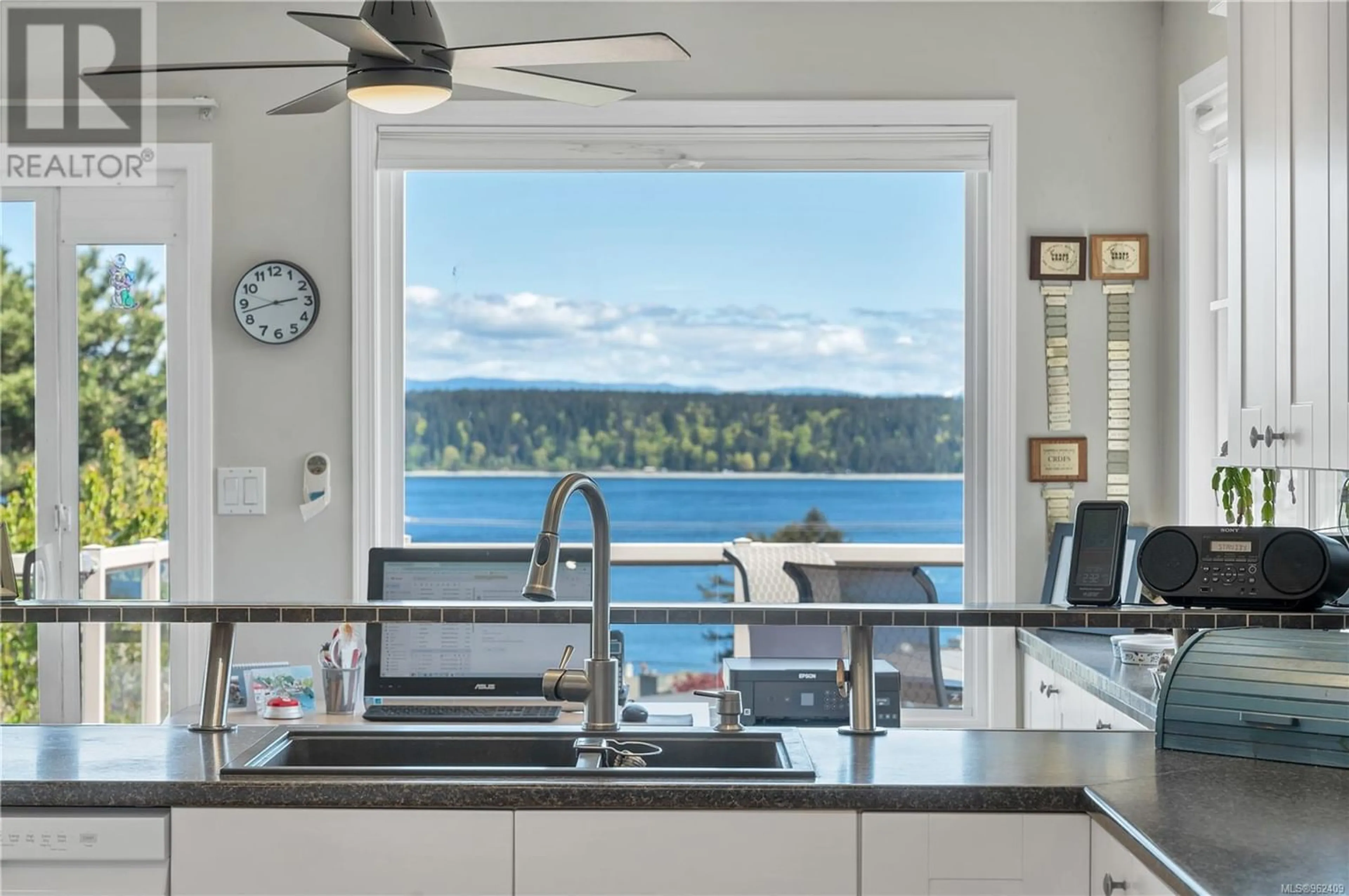 Contemporary kitchen for 177 Thulin St S, Campbell River British Columbia V9W2J8
