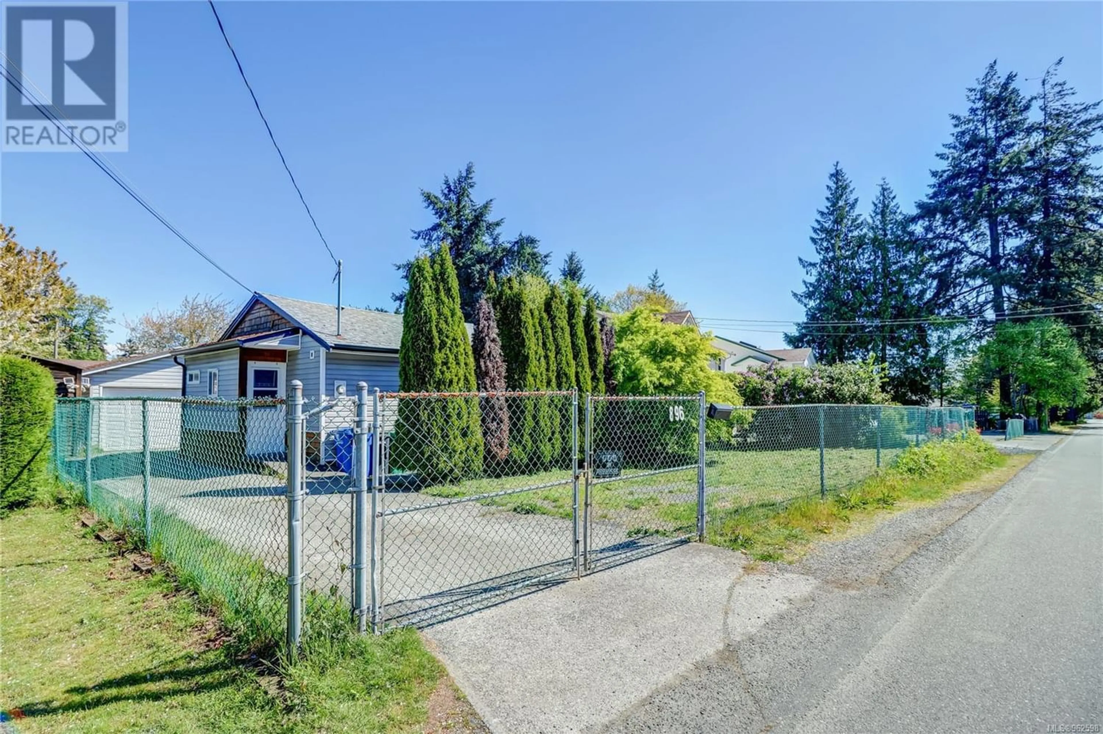 Fenced yard for 896 Townsite Rd, Nanaimo British Columbia V9S1L7