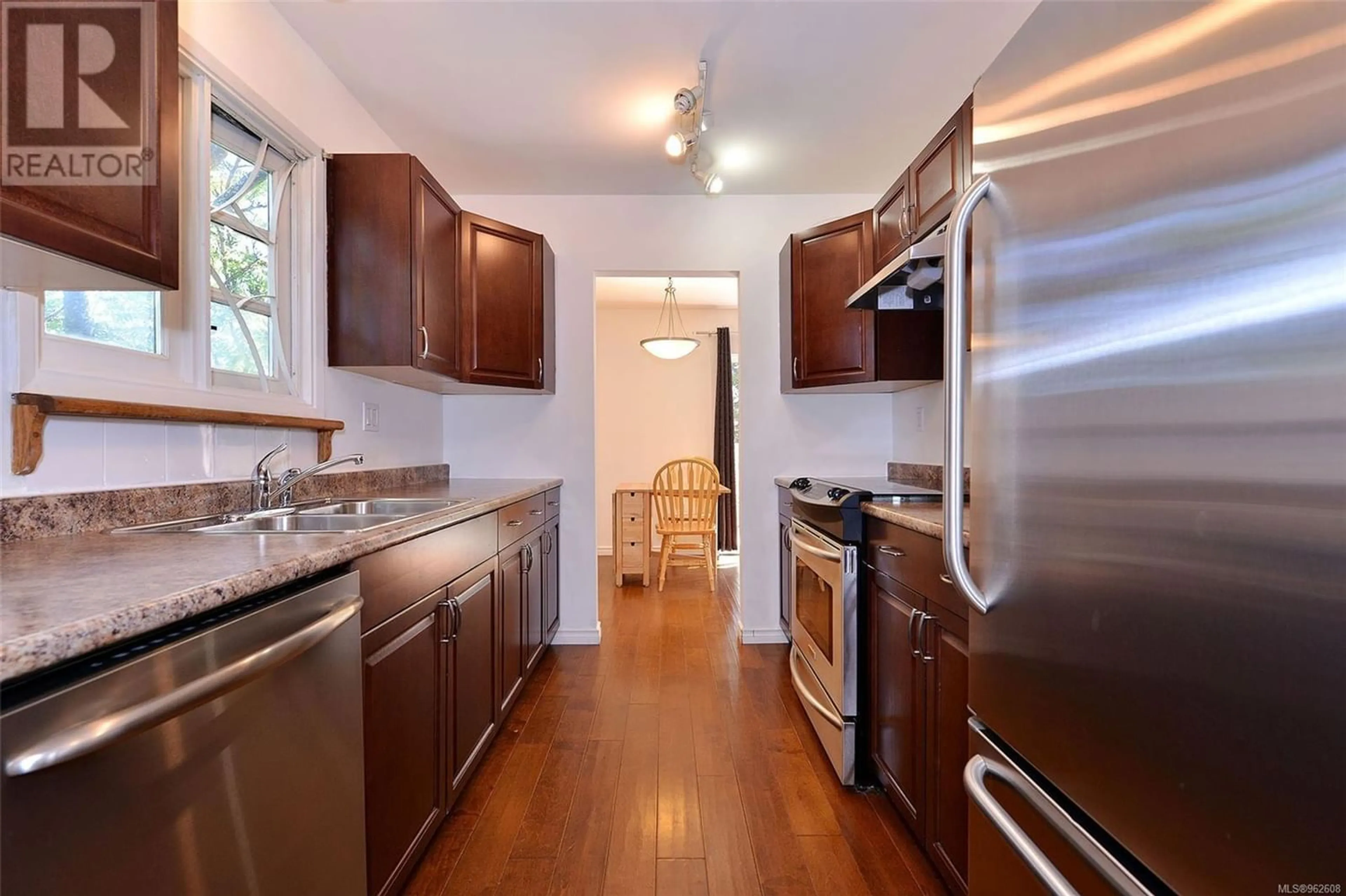 Standard kitchen for A 2511 Vancouver St, Victoria British Columbia V8T4A6