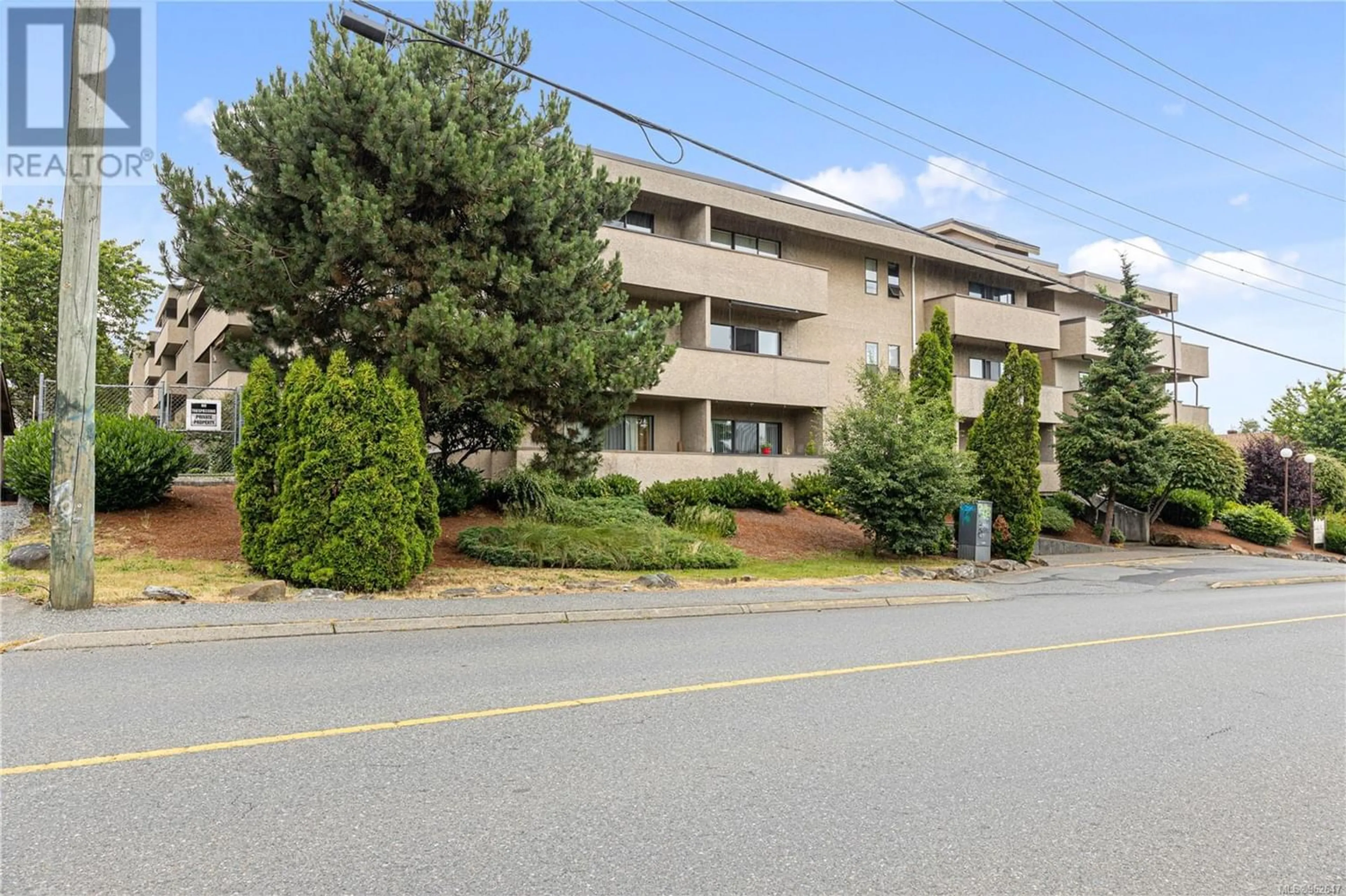 A pic from exterior of the house or condo for 102 550 Bradley St, Nanaimo British Columbia V9S5N4