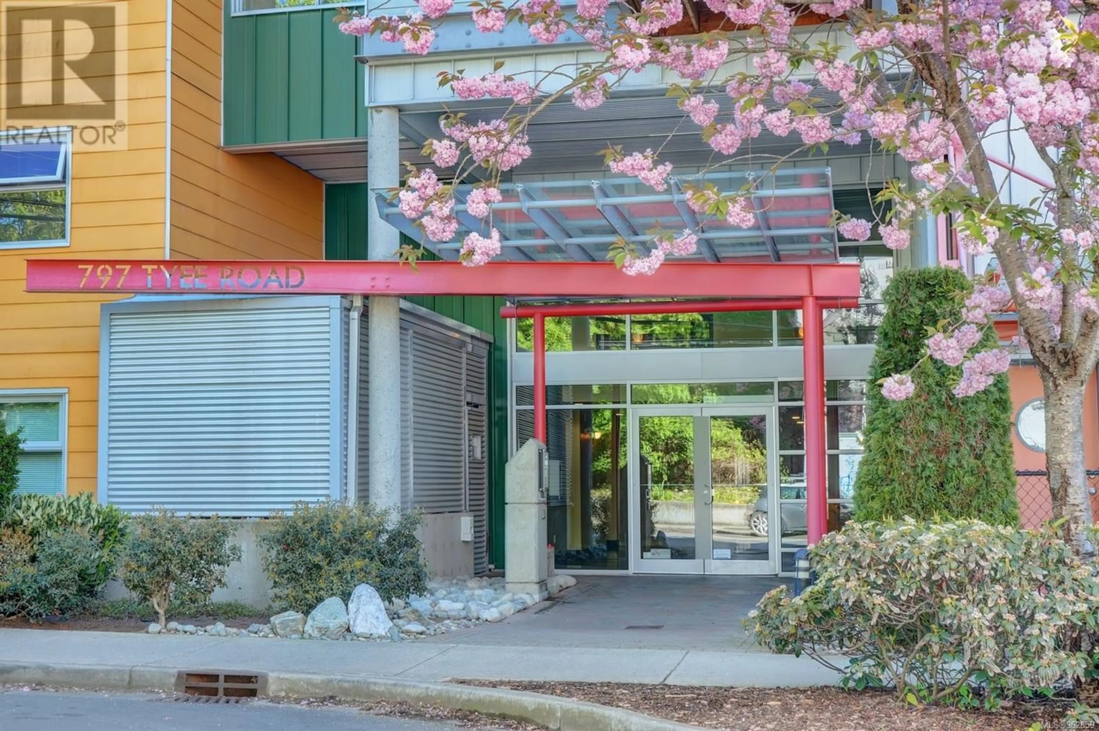 Indoor foyer for 415 797 Tyee Rd, Victoria British Columbia V9A7R4