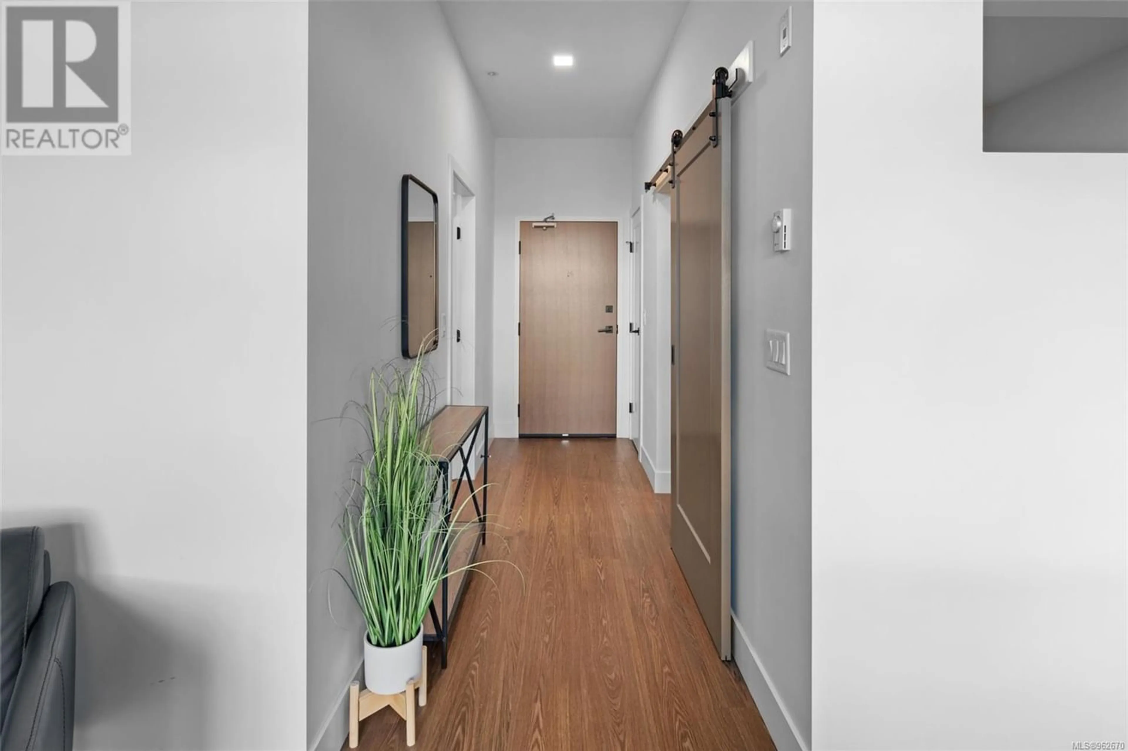 Indoor entryway for 420 515 Chatham St, Victoria British Columbia V8T0C8