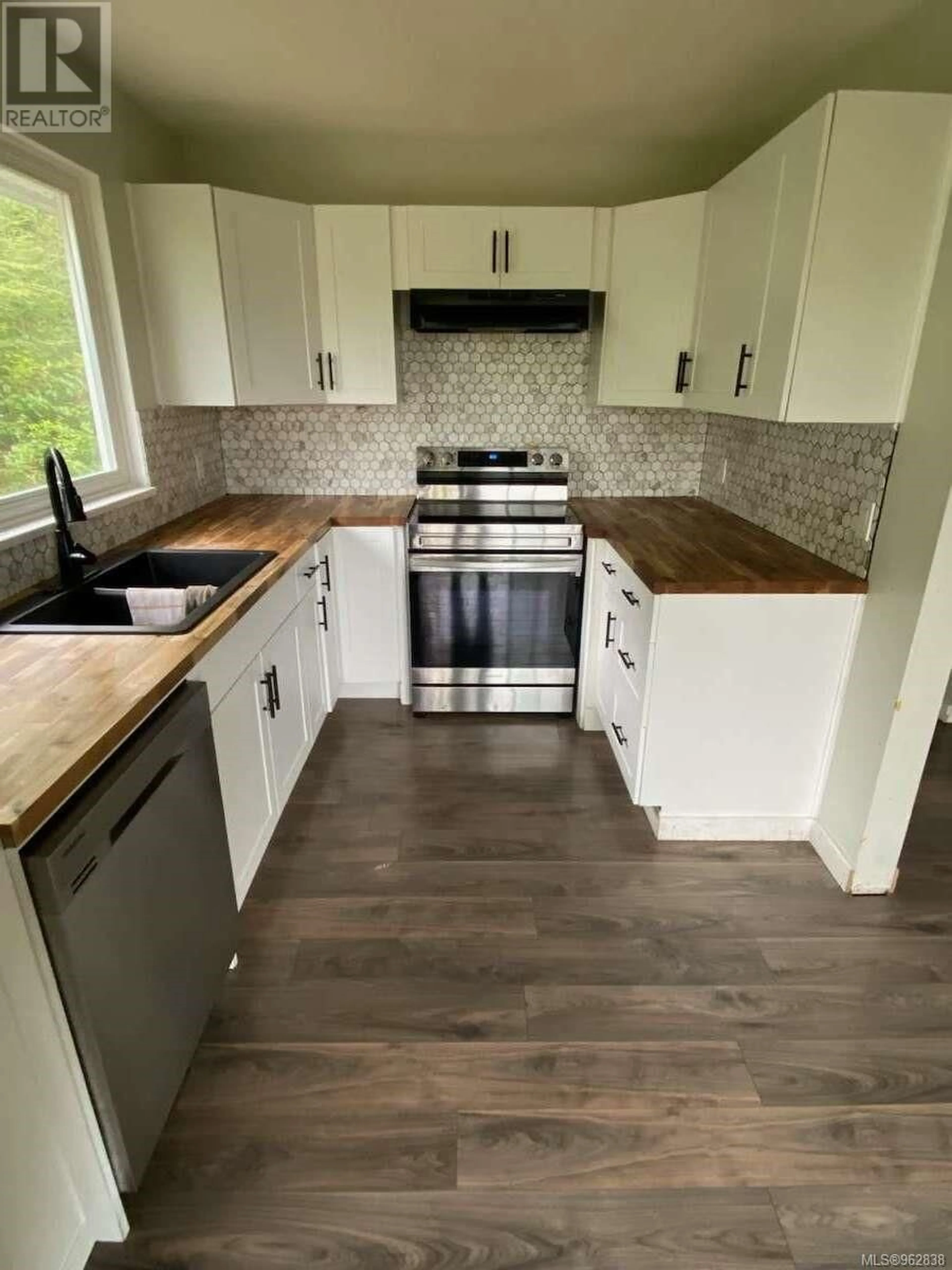 Standard kitchen, wood/laminate floor for 551 MACMILLAN DRIVE, Sayward British Columbia V0P1R0