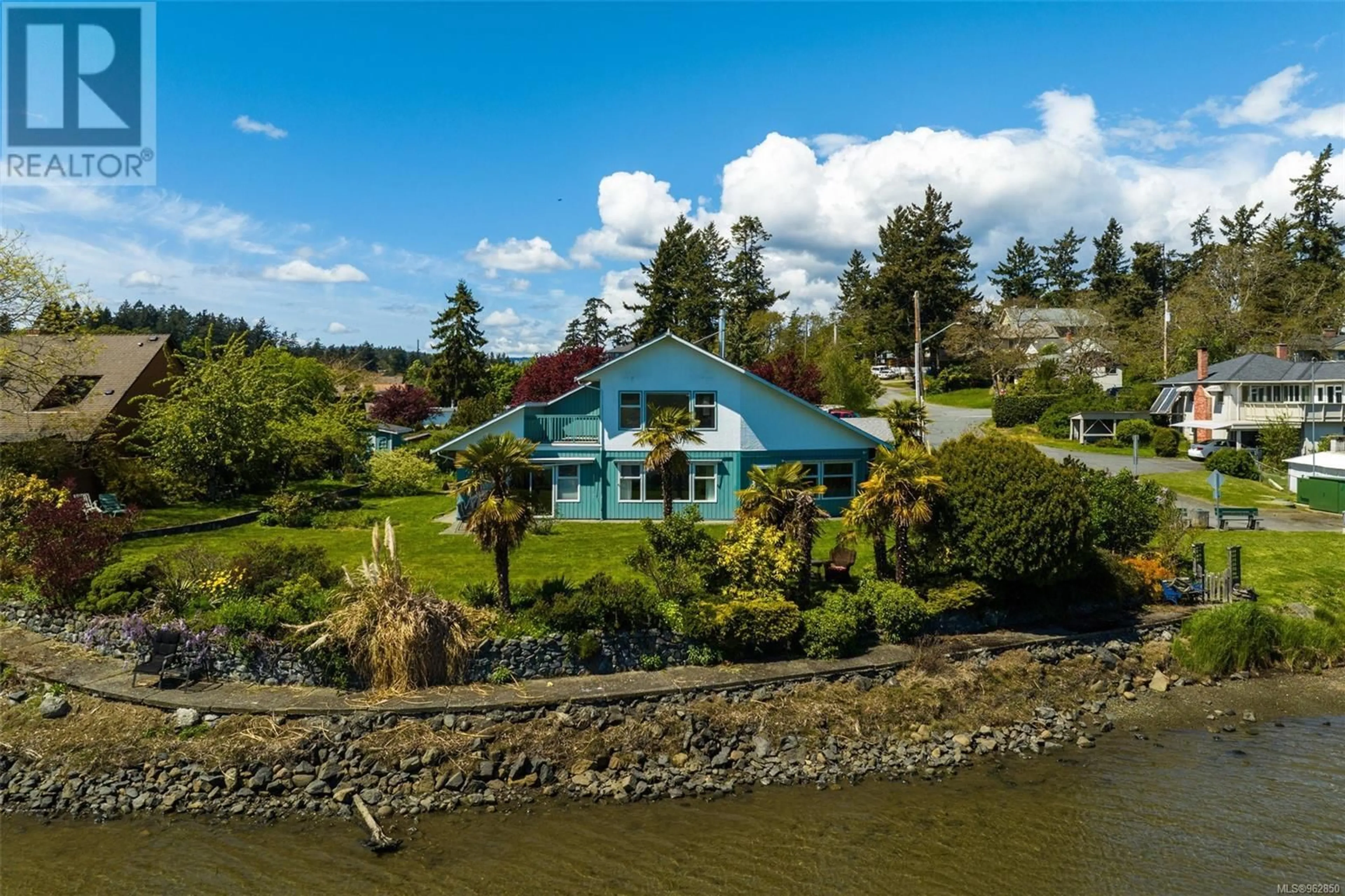 Cottage for 1 Midwood Rd, View Royal British Columbia V9B1L4