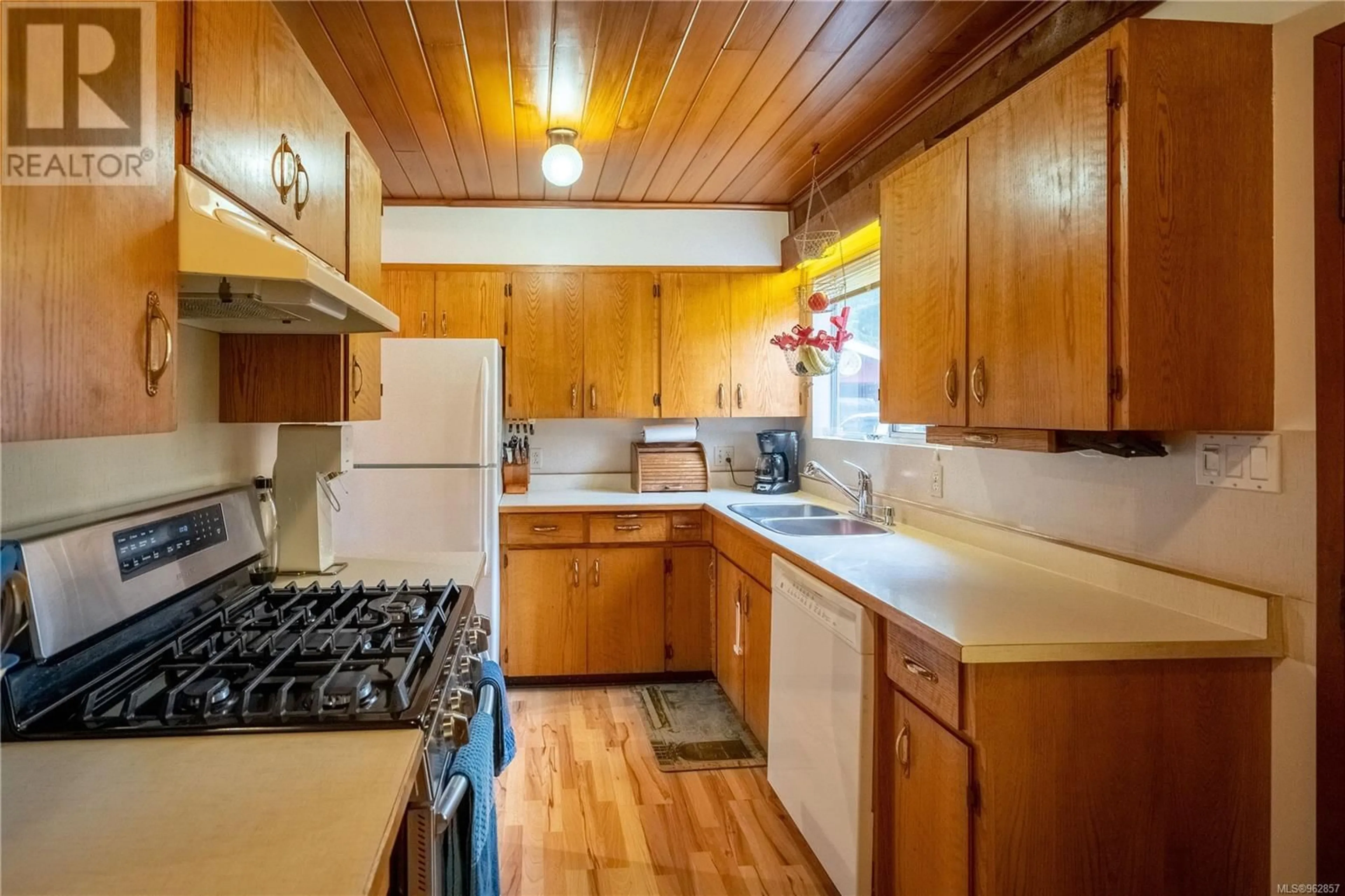 Standard kitchen, wood floors, cottage for 375 Neill St, Tofino British Columbia V0R2Z0