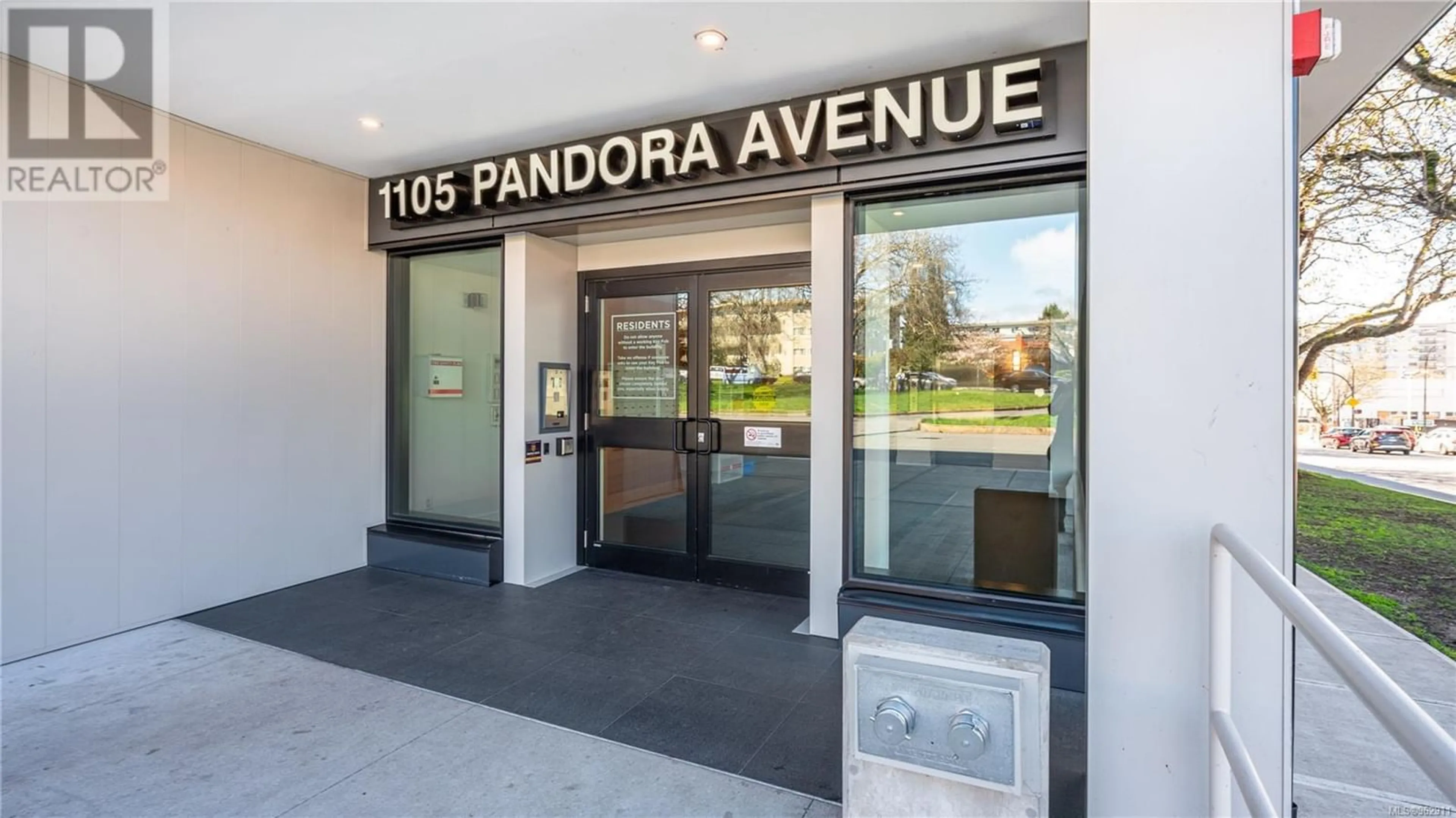 Indoor foyer for N404 1105 Pandora Ave, Victoria British Columbia V8V3P9