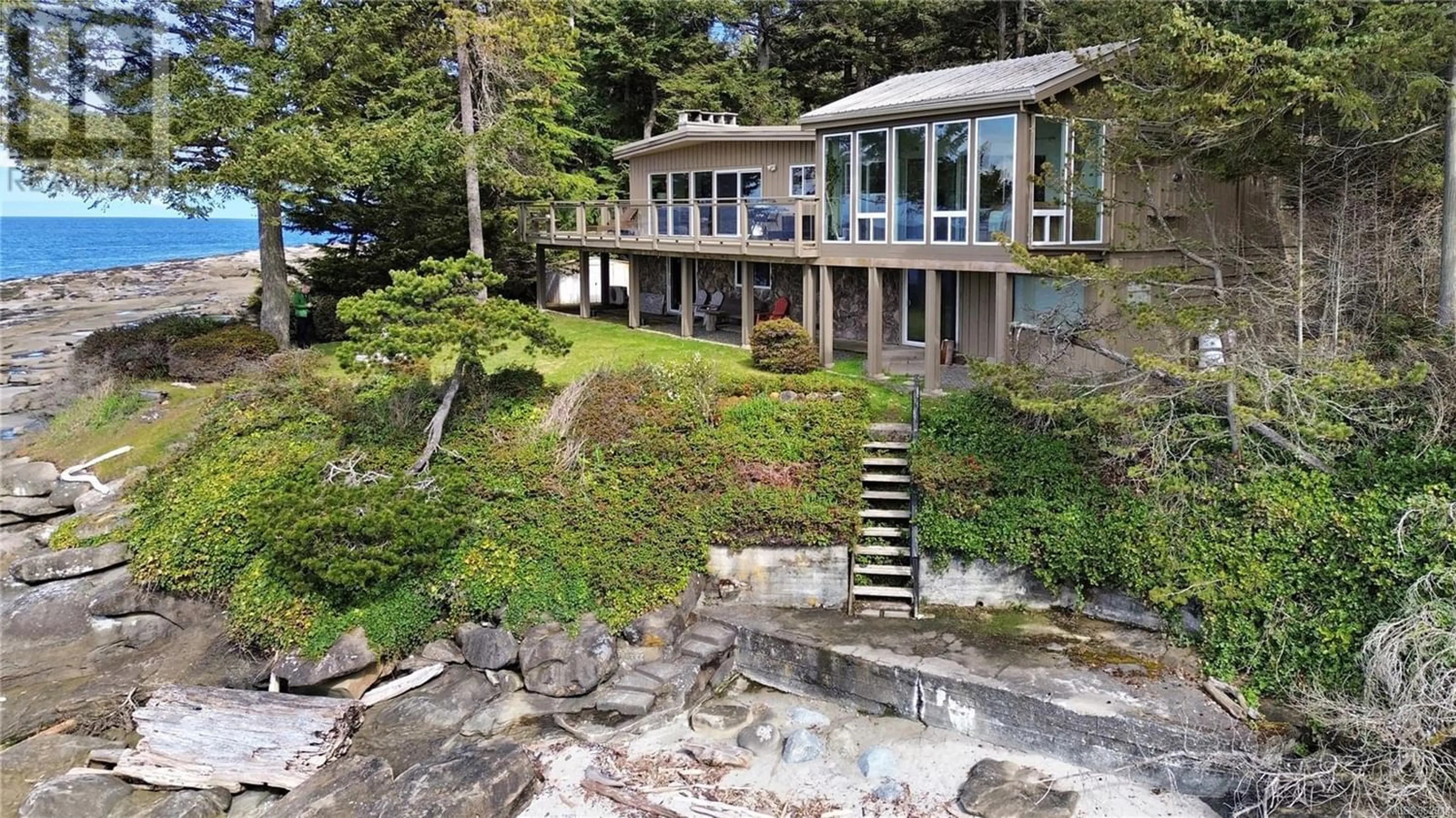 Cottage for 220-224 Decourcy Dr, Gabriola Island British Columbia V0R1X1