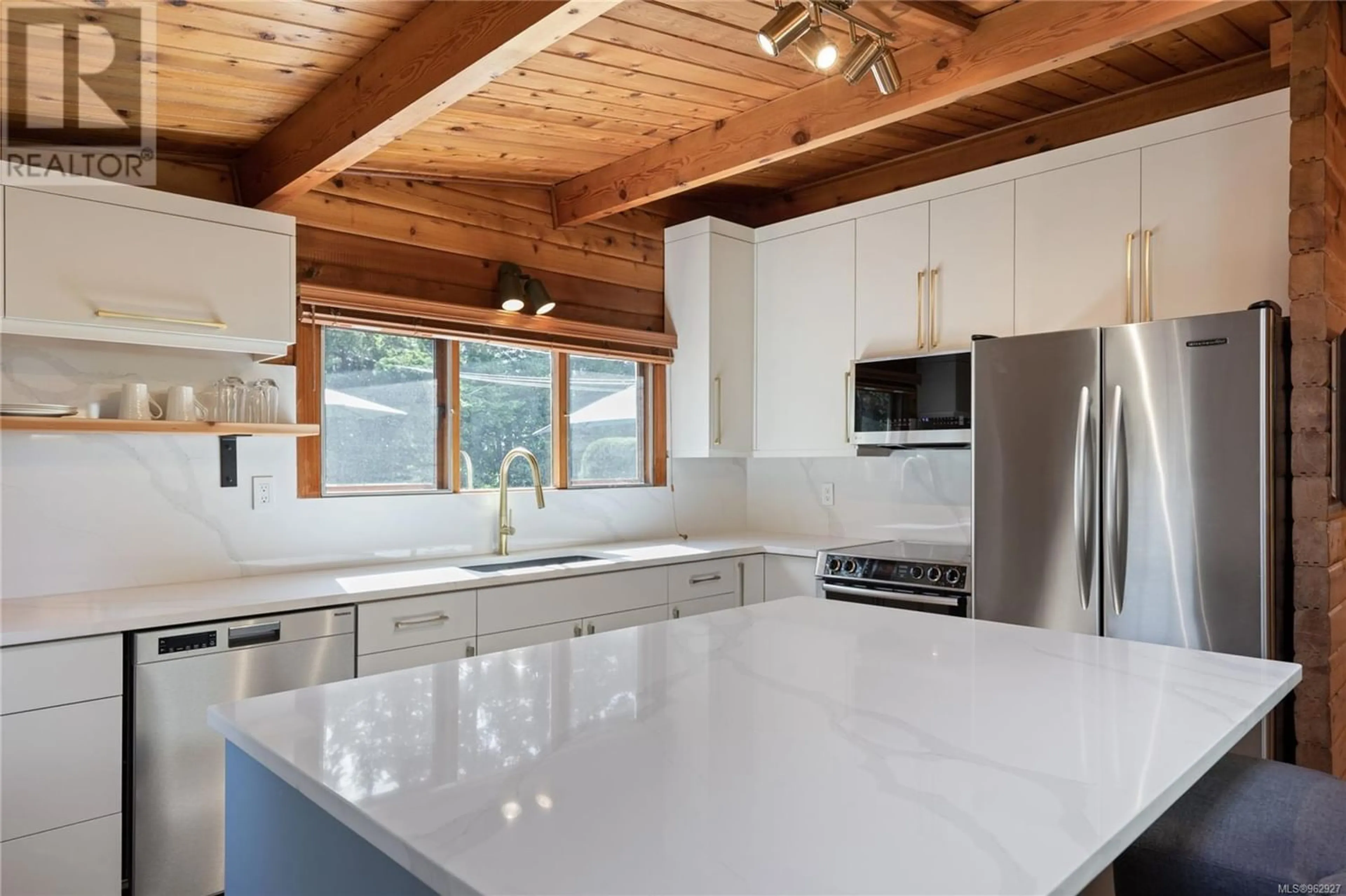 Contemporary kitchen for 1342 Marina Way, Nanoose Bay British Columbia V9P9C1