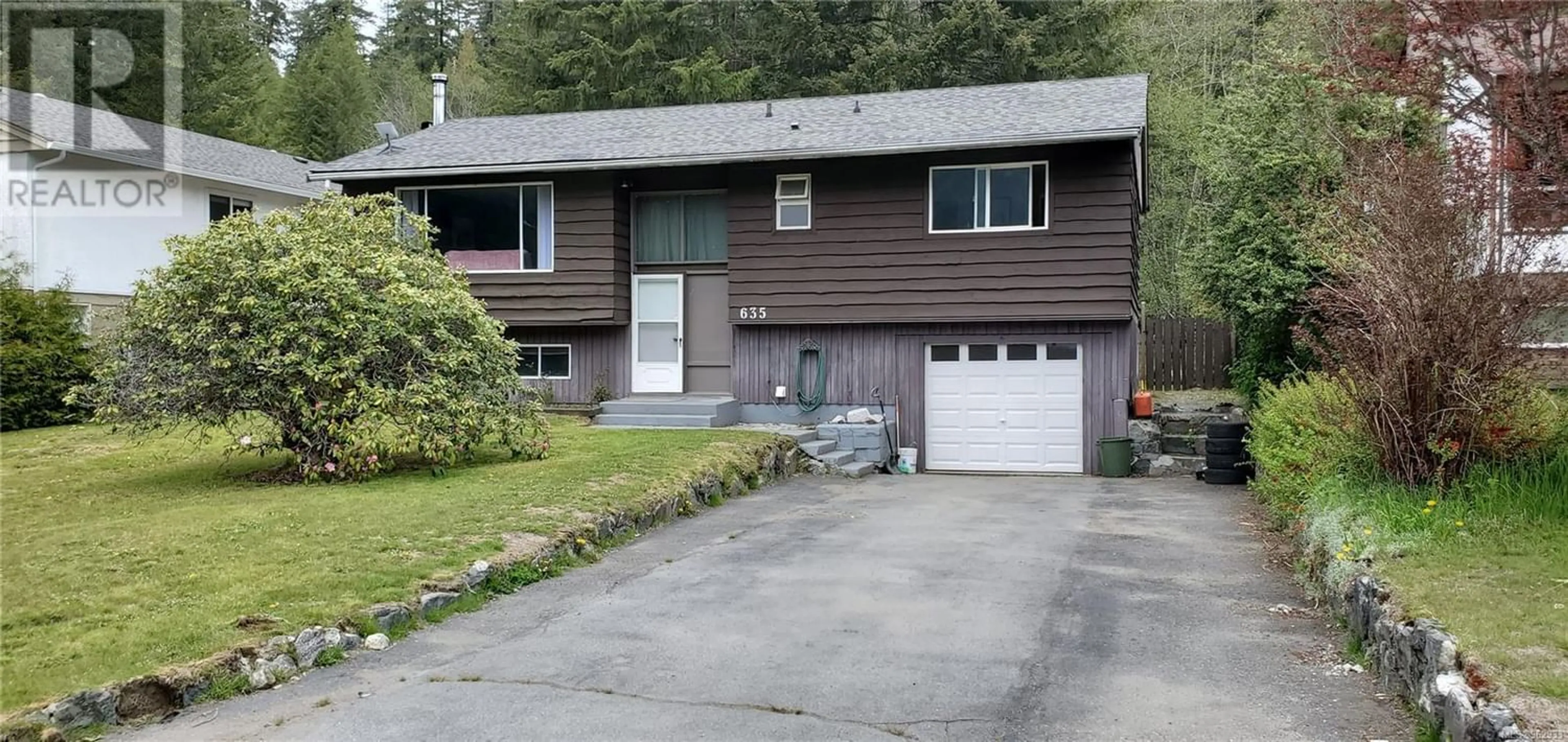 Frontside or backside of a home for 635 Hummingbird Lane, Gold River British Columbia V0P1G0