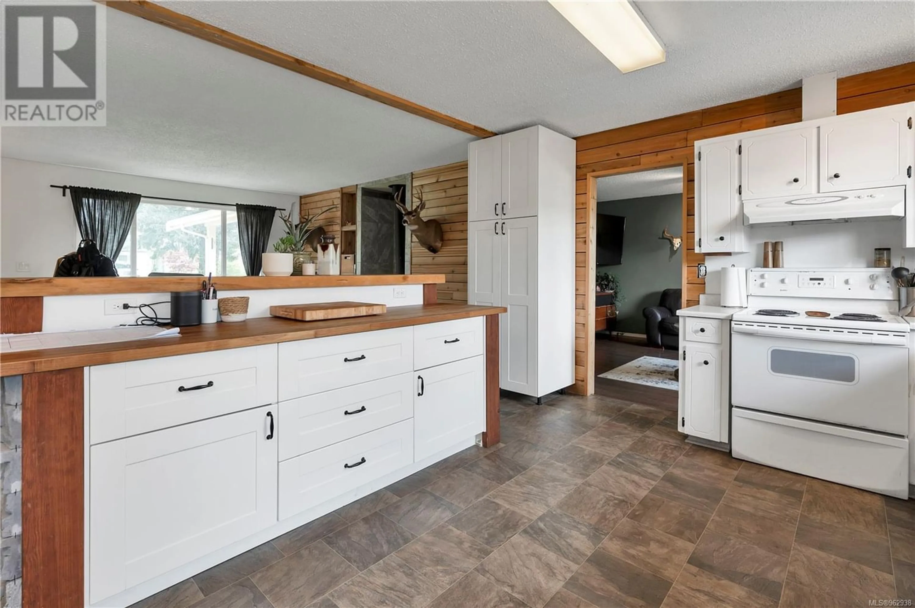 Kitchen for 754 Christopher Rd, Campbell River British Columbia V9W5Z9