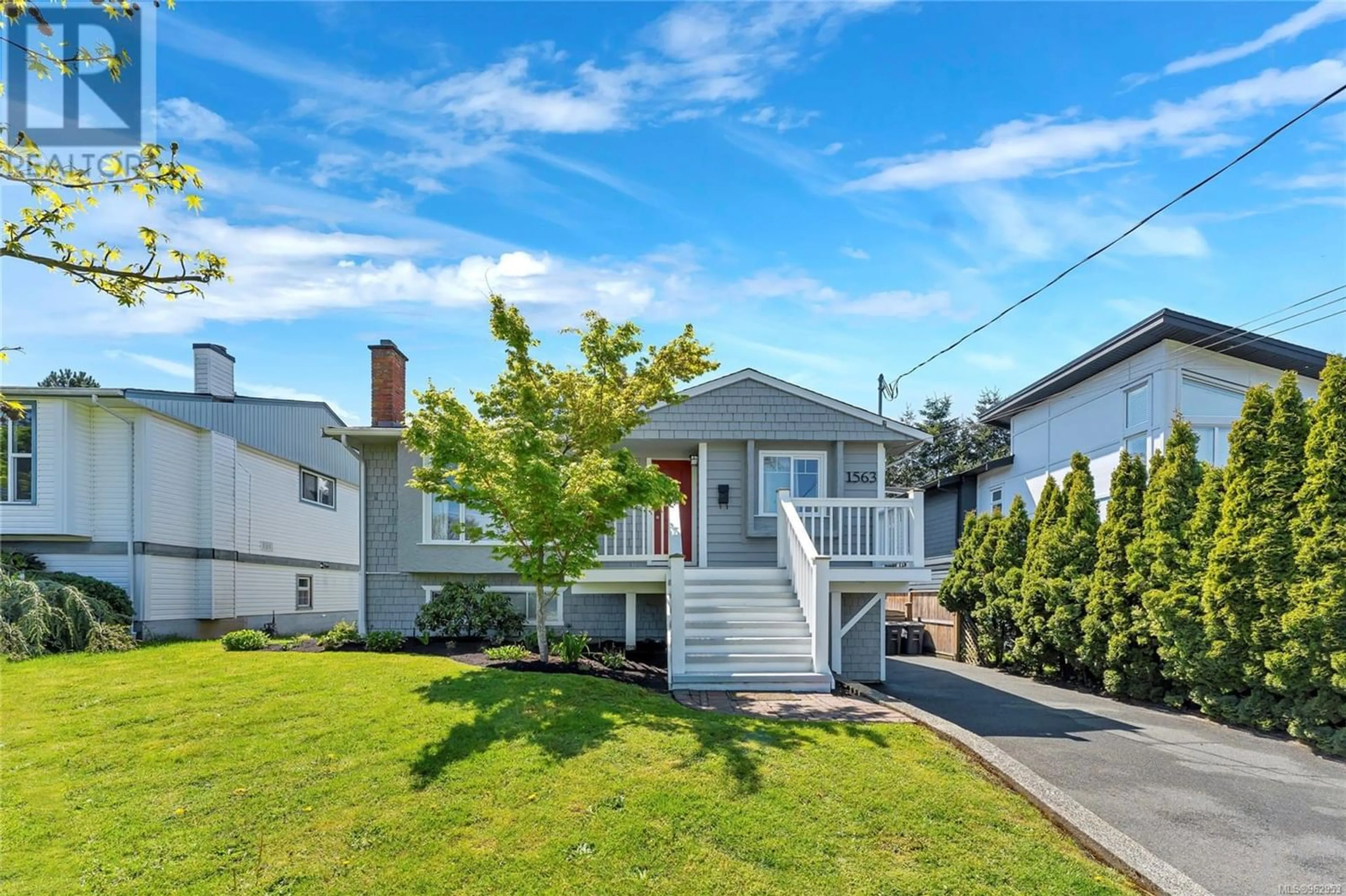 Frontside or backside of a home for 1563 San Juan Ave, Saanich British Columbia V8N2L4