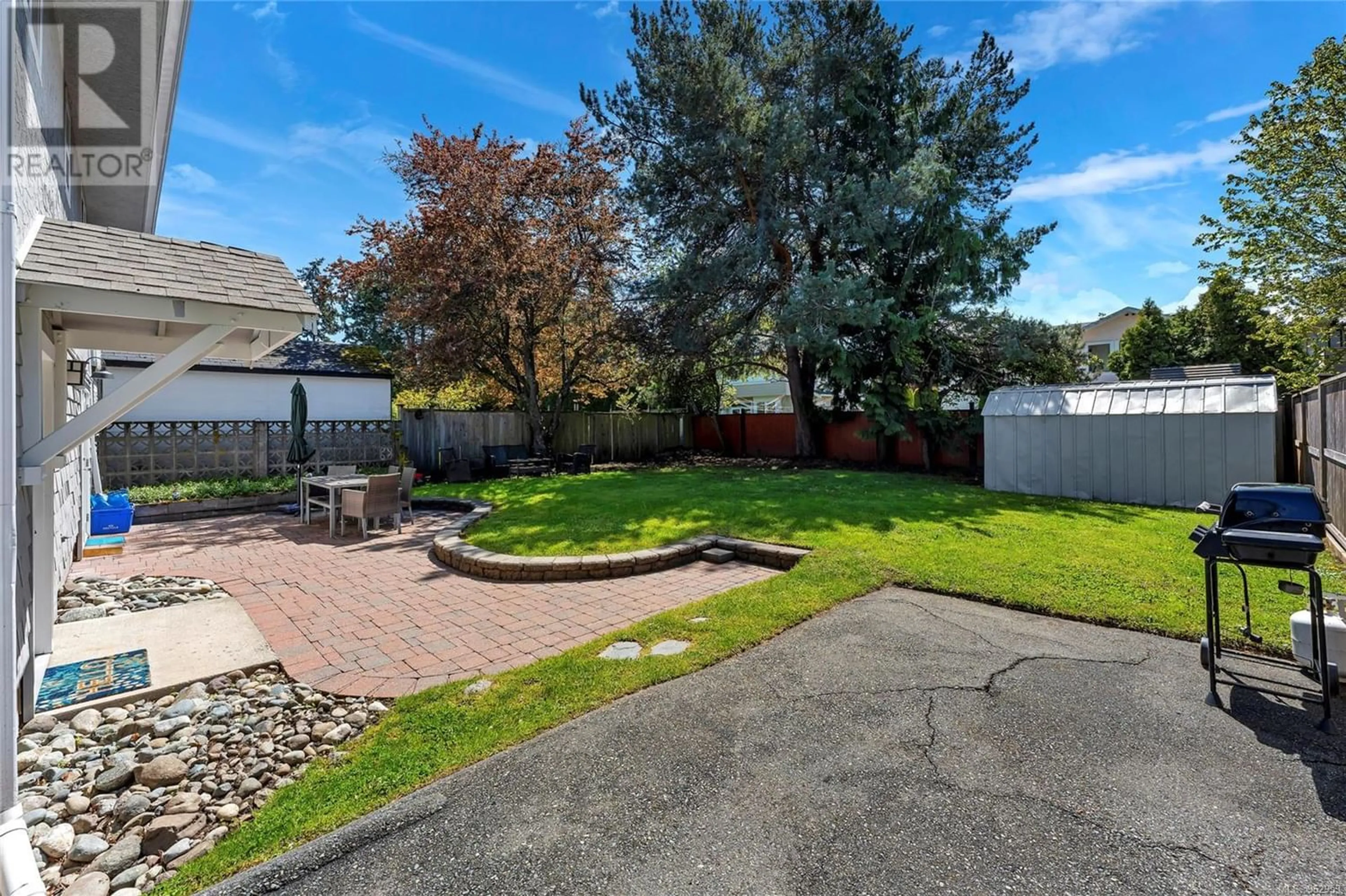 Fenced yard for 1563 San Juan Ave, Saanich British Columbia V8N2L4