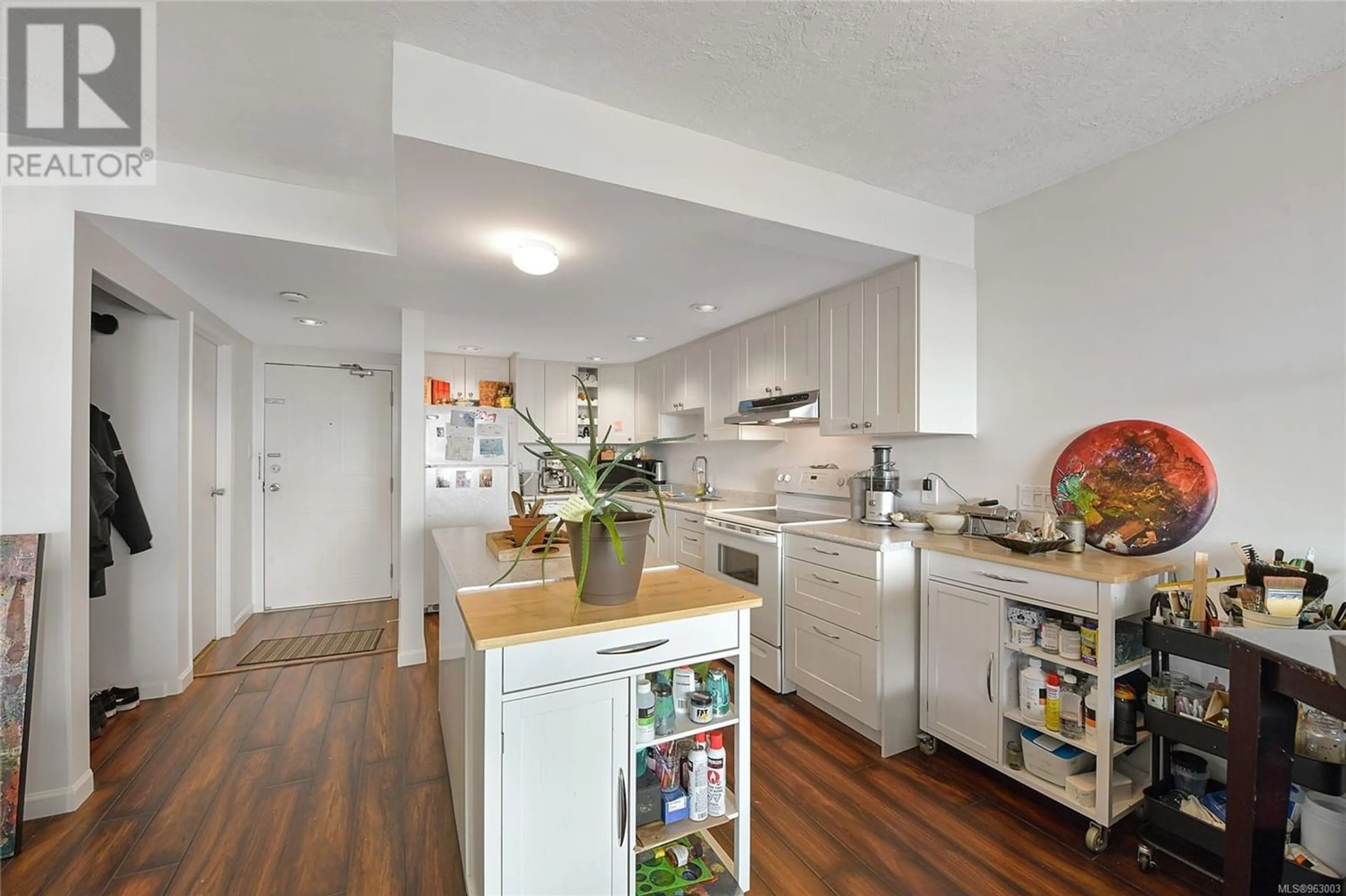 Kitchen for 216 9805 Second St, Sidney British Columbia V8L4T9