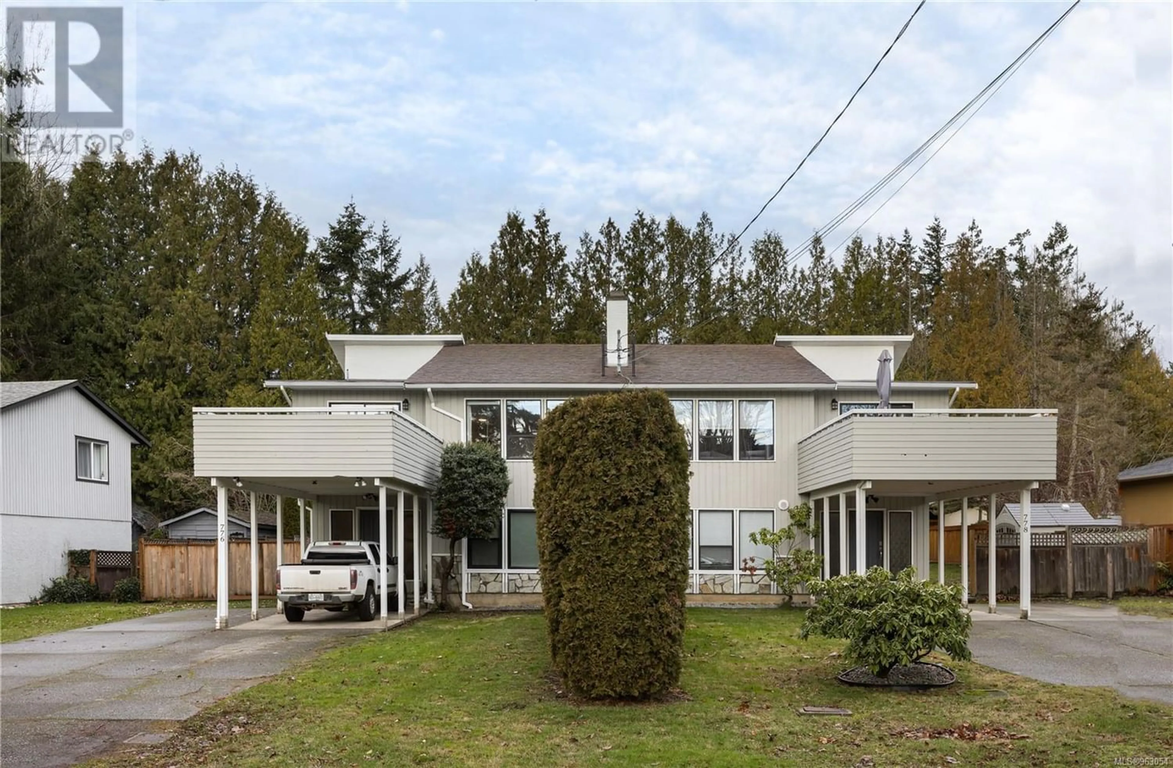Outside view for 776/778 Royal Oak Ave, Saanich British Columbia V8X3T1