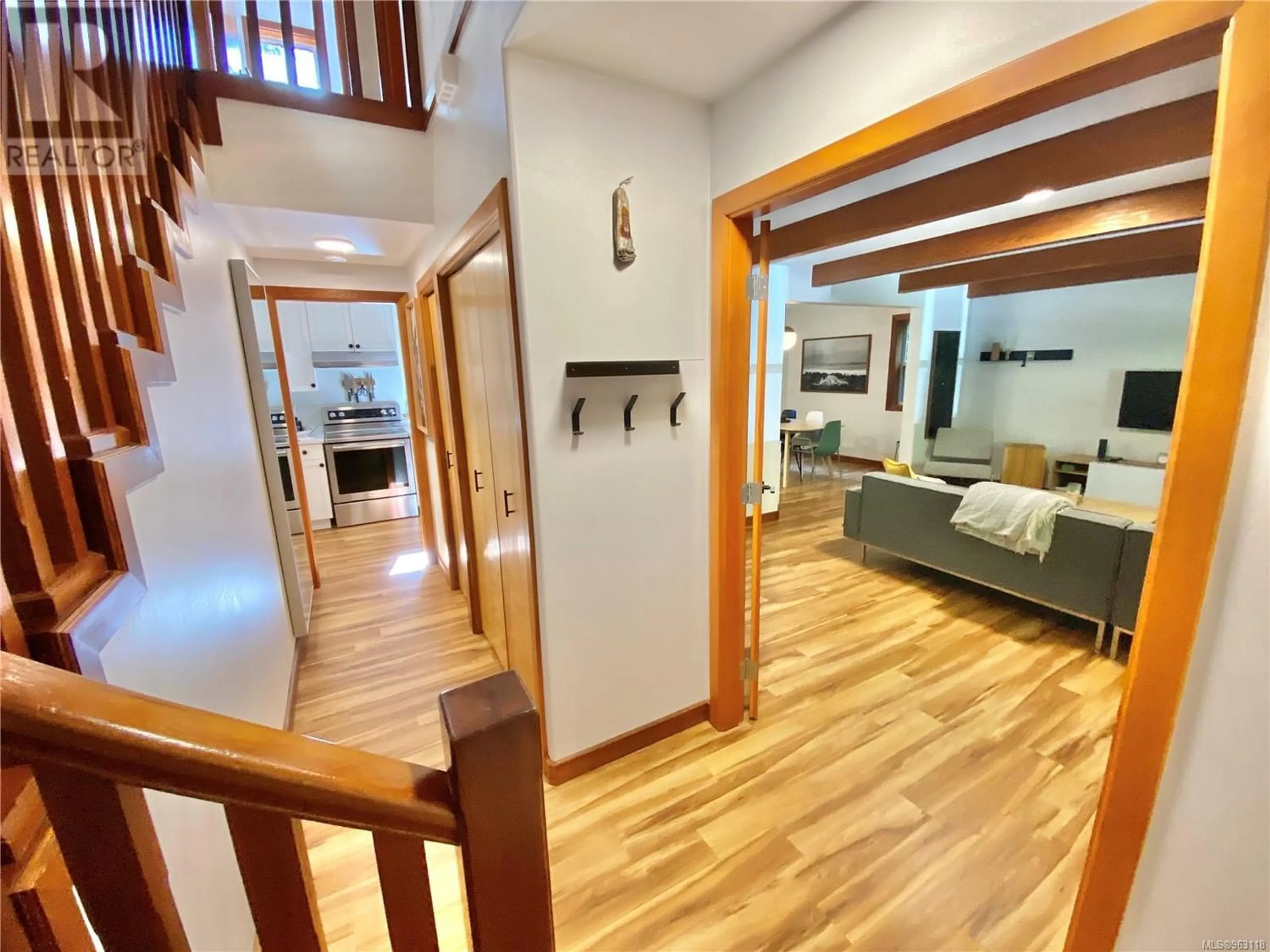 Indoor foyer for 1391 Chesterman Beach Rd, Tofino British Columbia V0R2Z0