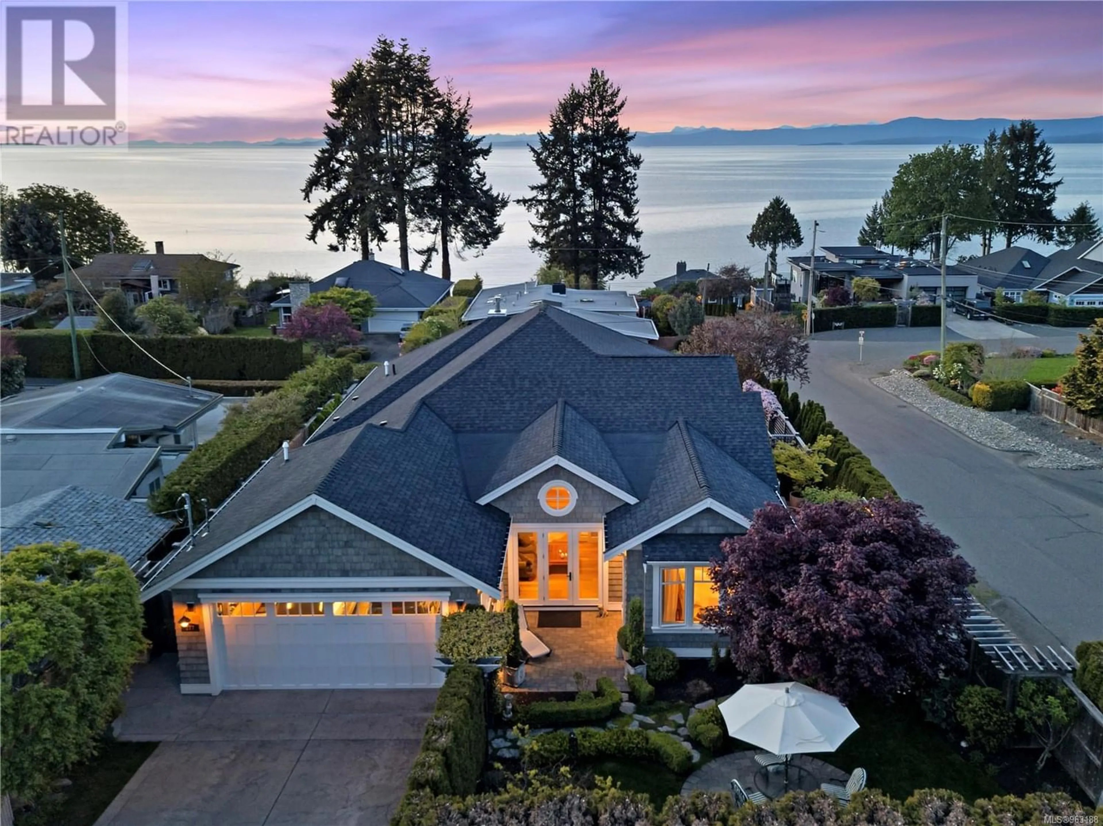 Frontside or backside of a home for 277 Crescent Rd W, Qualicum Beach British Columbia V9K1J9