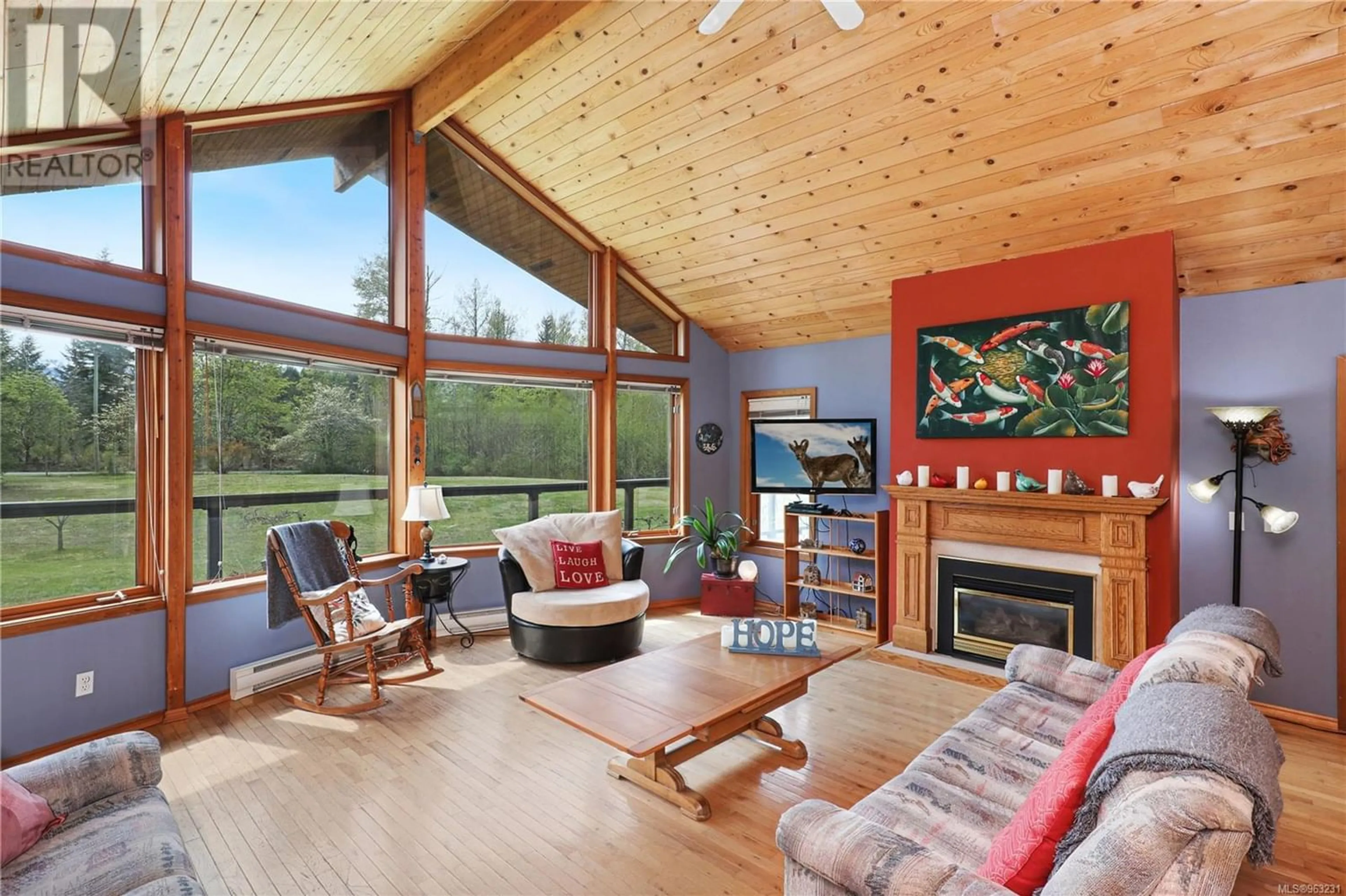Living room for 3494 Macaulay Rd, Black Creek British Columbia V9J1E4
