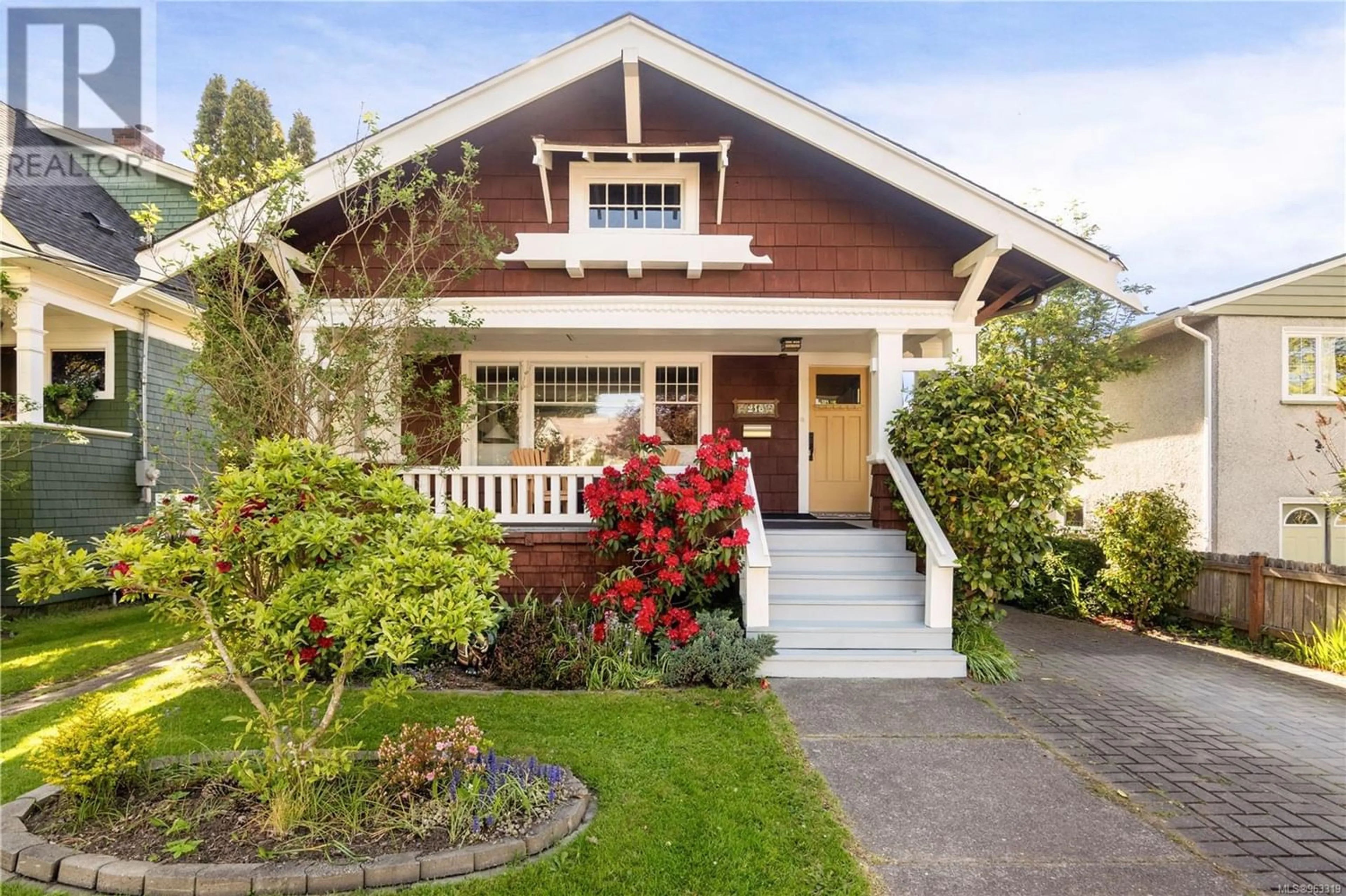 Frontside or backside of a home for 216 Wildwood Ave, Victoria British Columbia V8S3W1