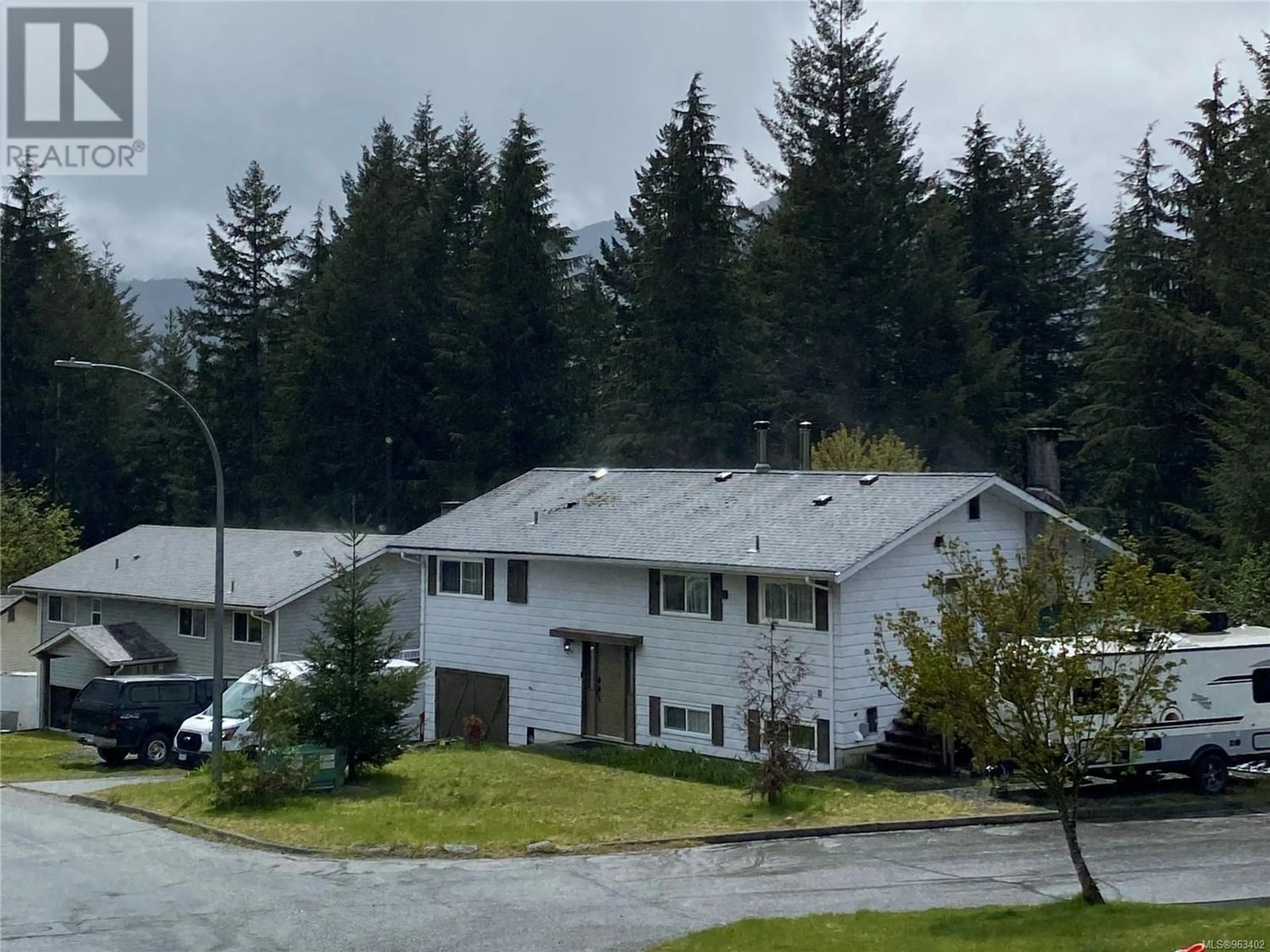 A pic from exterior of the house or condo for 440 Cedar Cres, Gold River British Columbia V0P1G0
