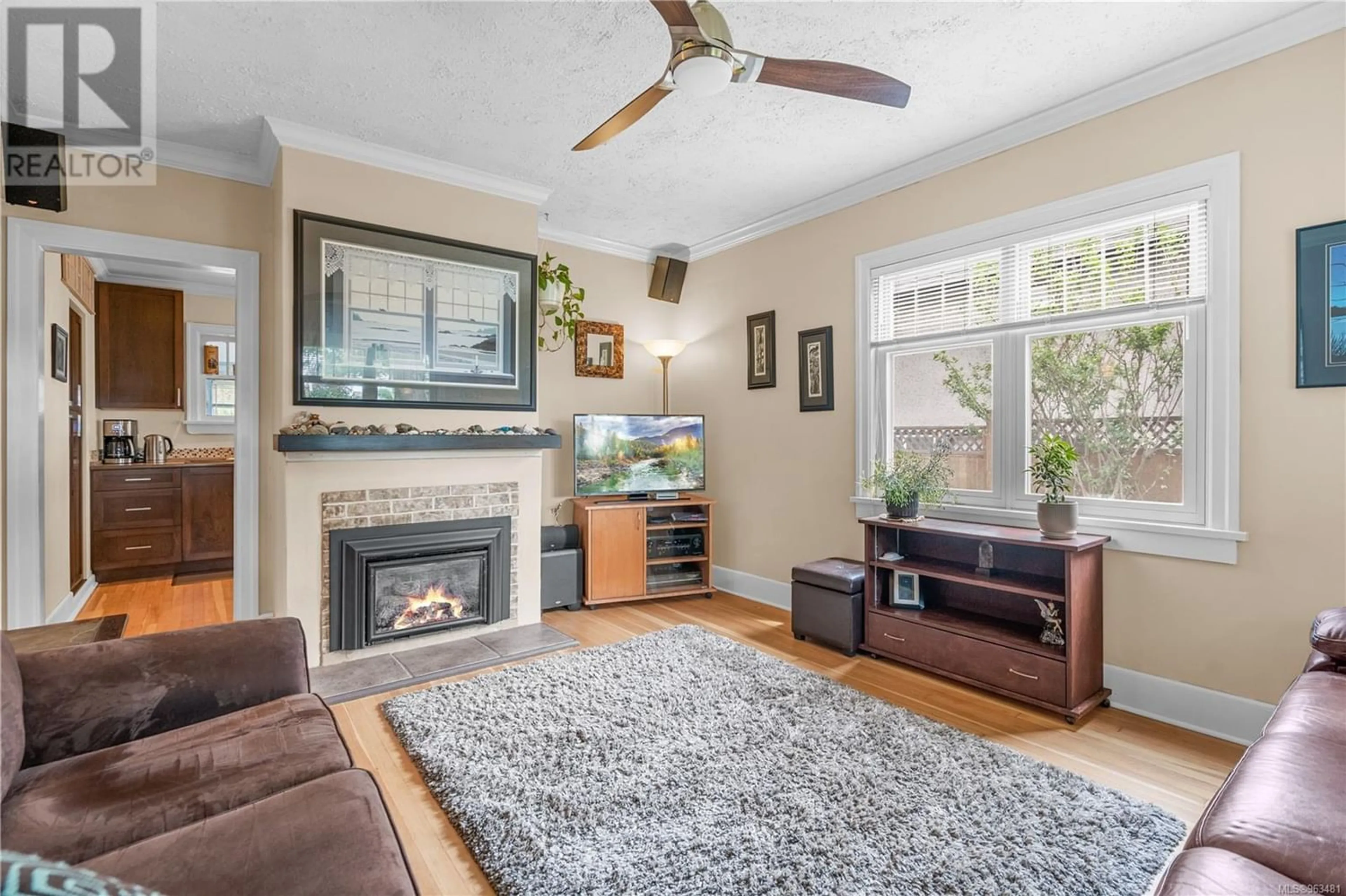 Living room for 544 Vincent Ave, Saanich British Columbia V9A2G9