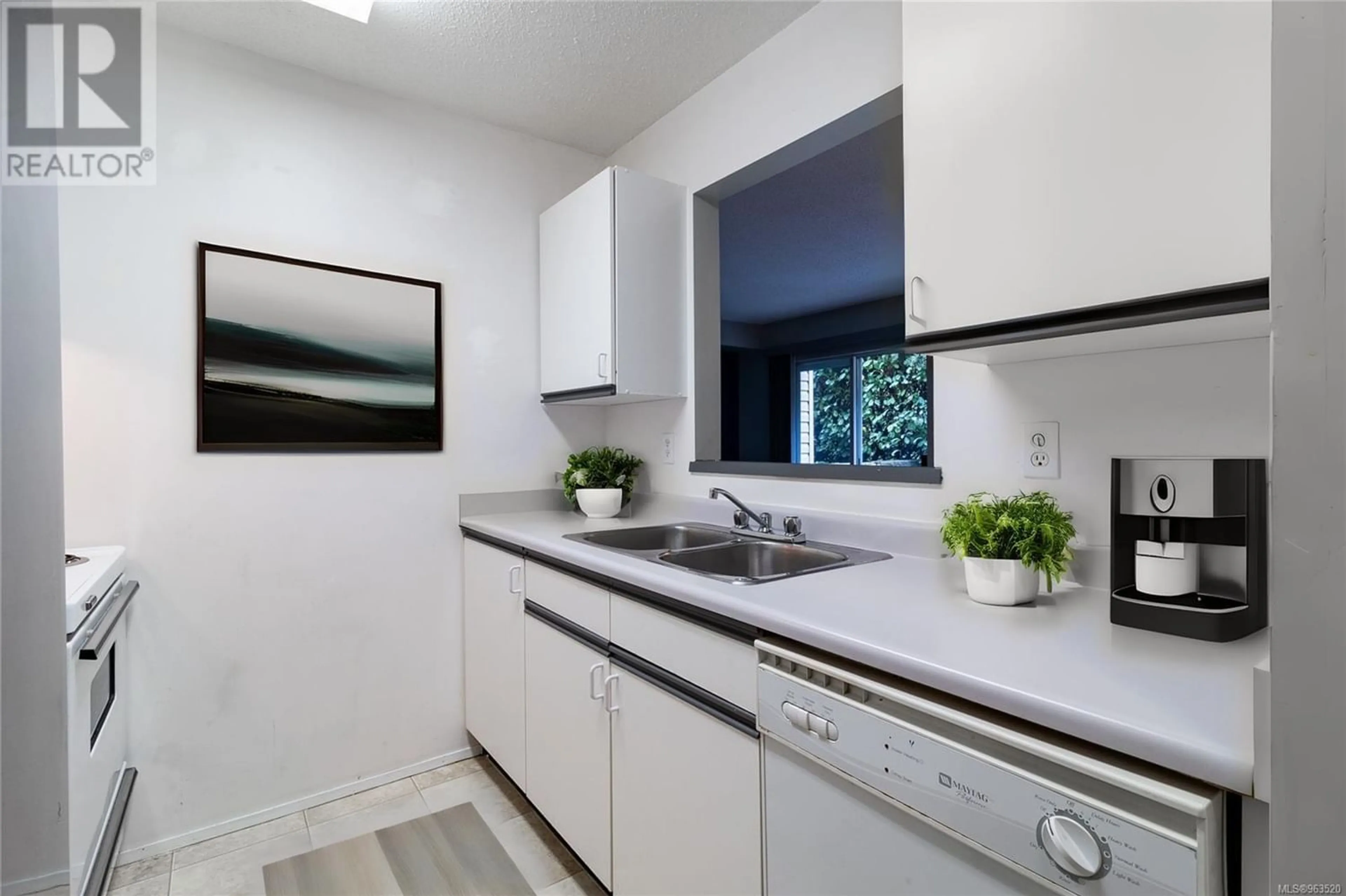 Standard kitchen for 104 1908 Bowen Rd, Nanaimo British Columbia V9S5S6