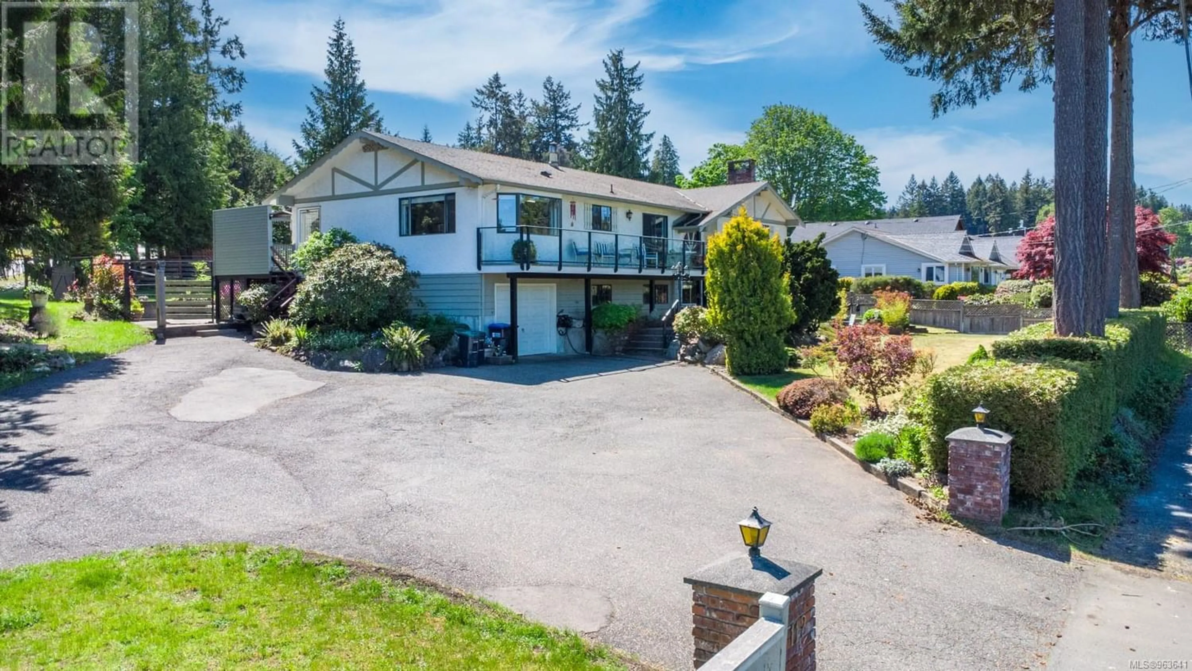 Frontside or backside of a home for 112 Crescent Rd W, Qualicum Beach British Columbia V9K1K2